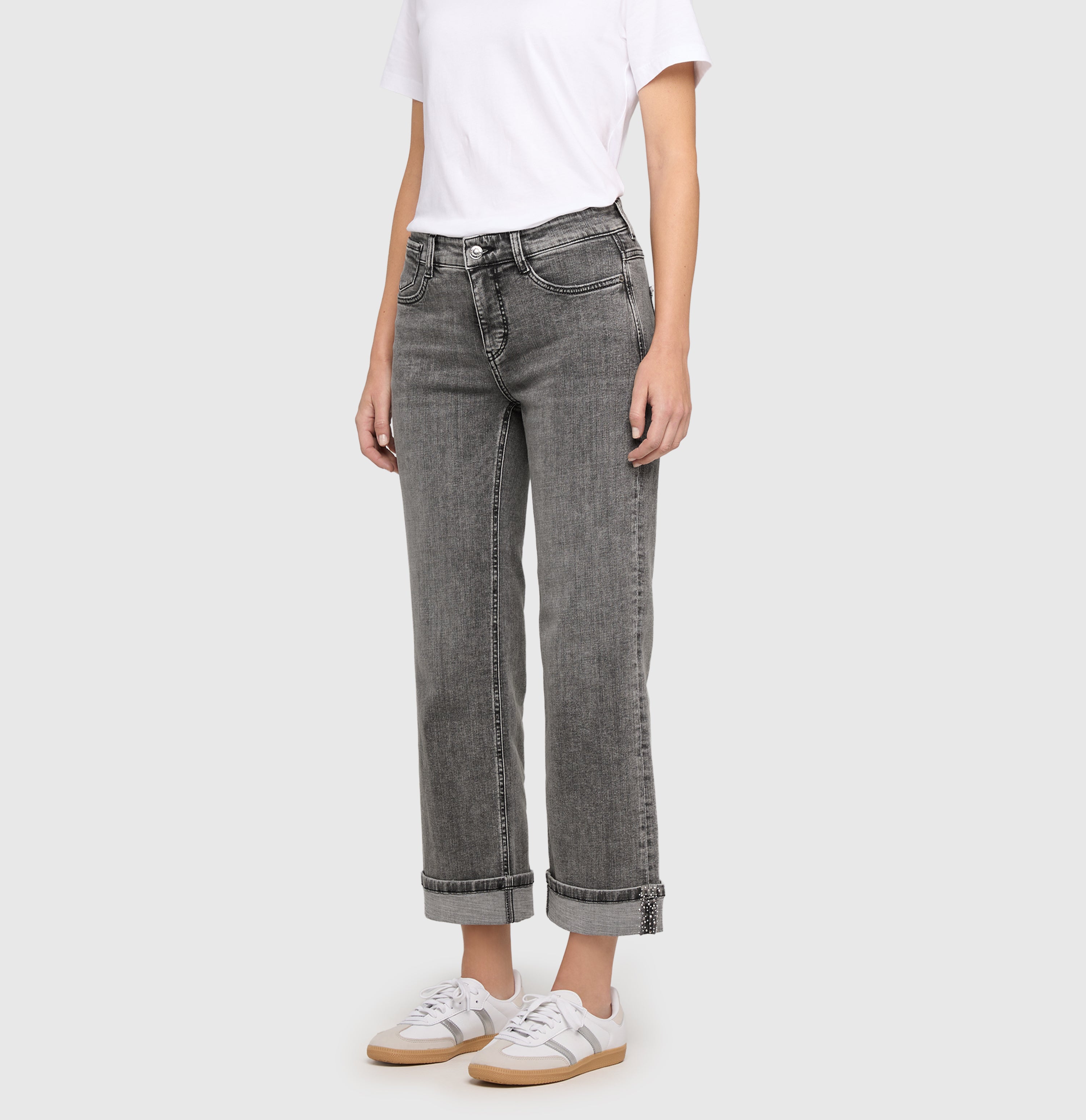 Flared fit with fine jewellery details. | LAURA smart glam | ashgrey basic used | Front view of model