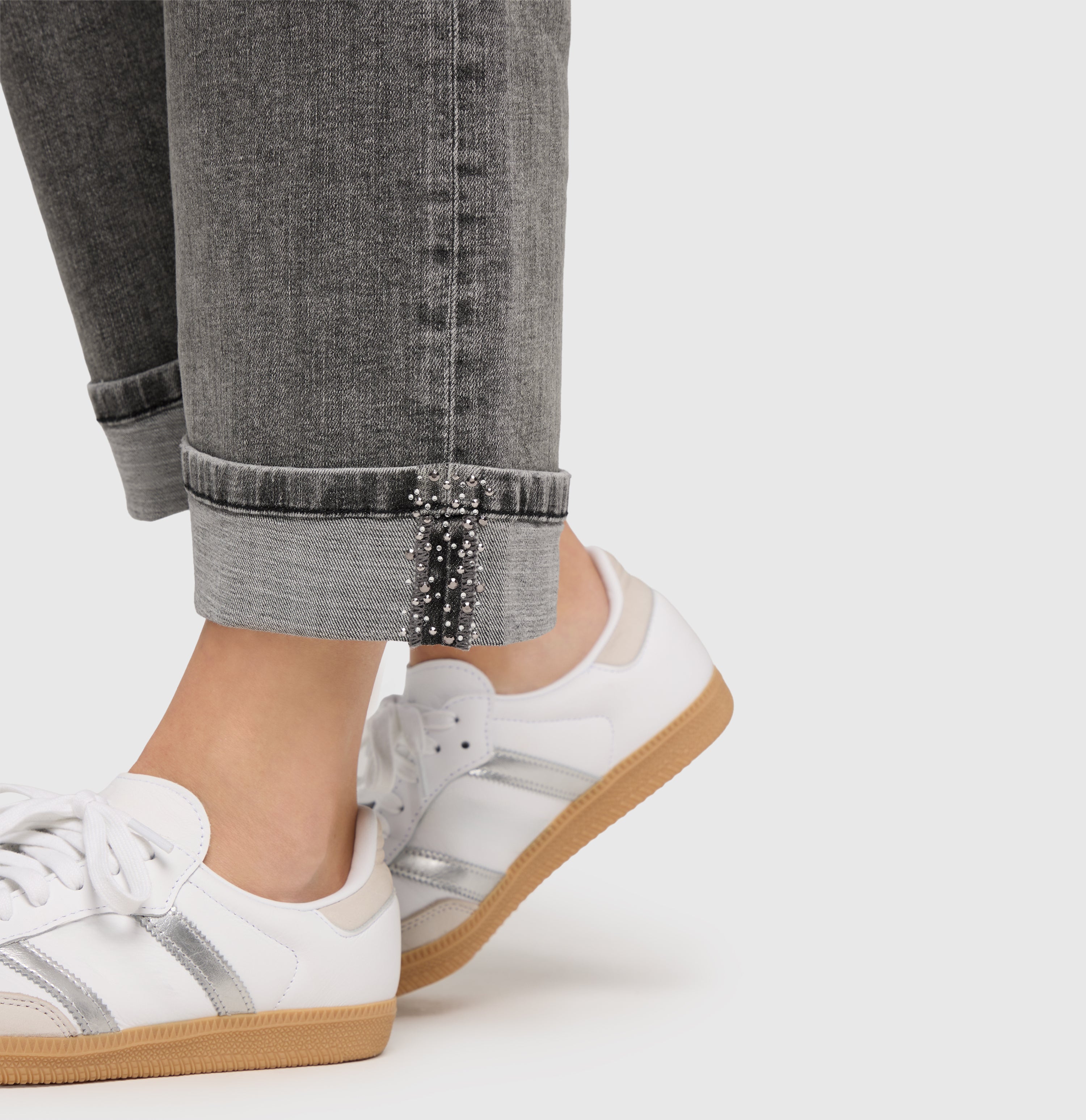 Flared fit with fine jewellery details. | LAURA smart glam | ashgrey basic used | Detailed view 3 of model