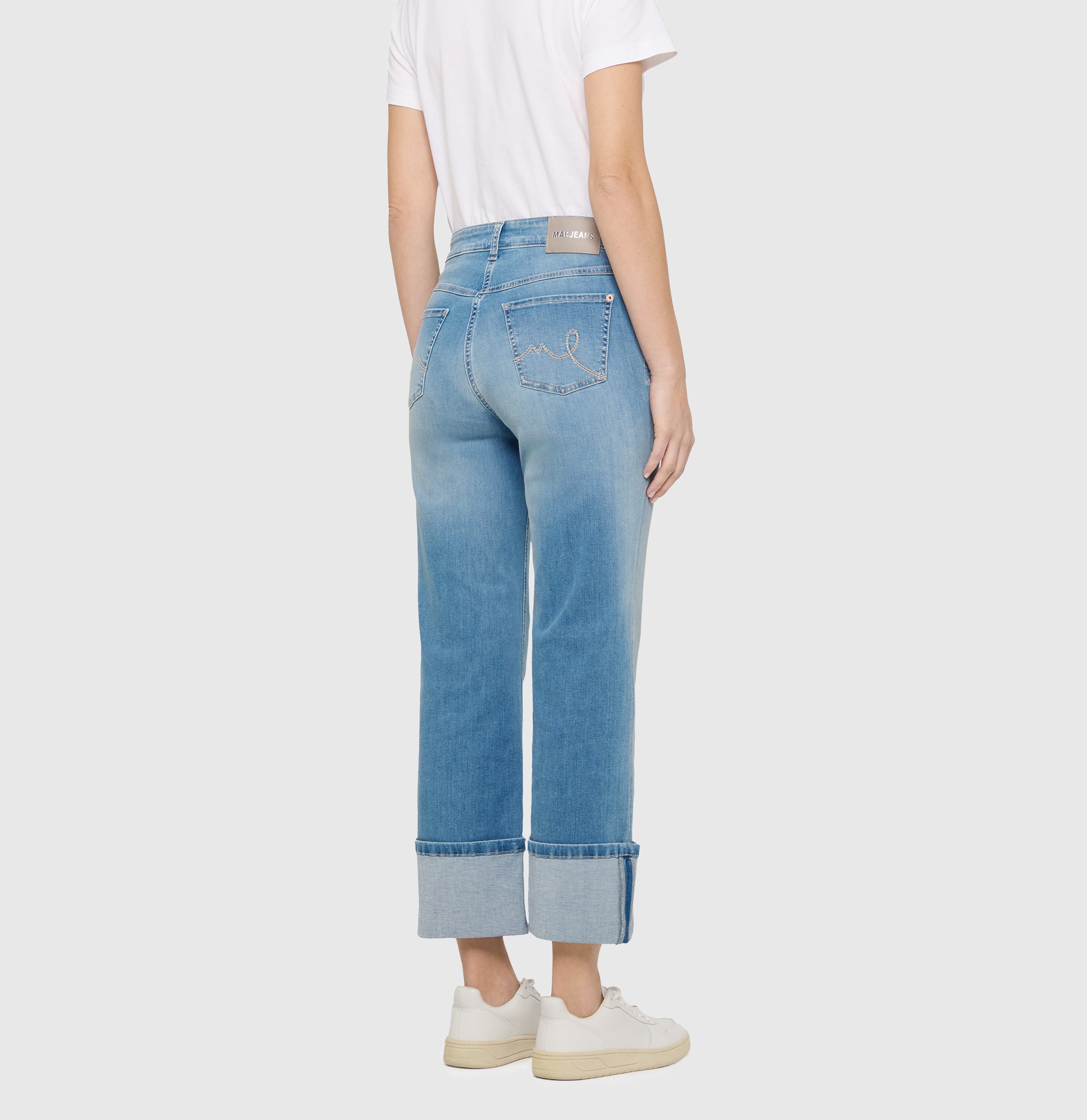 Straight jeans with turned-up hem. | LAURA turn up | calm light blue used | Back view of model