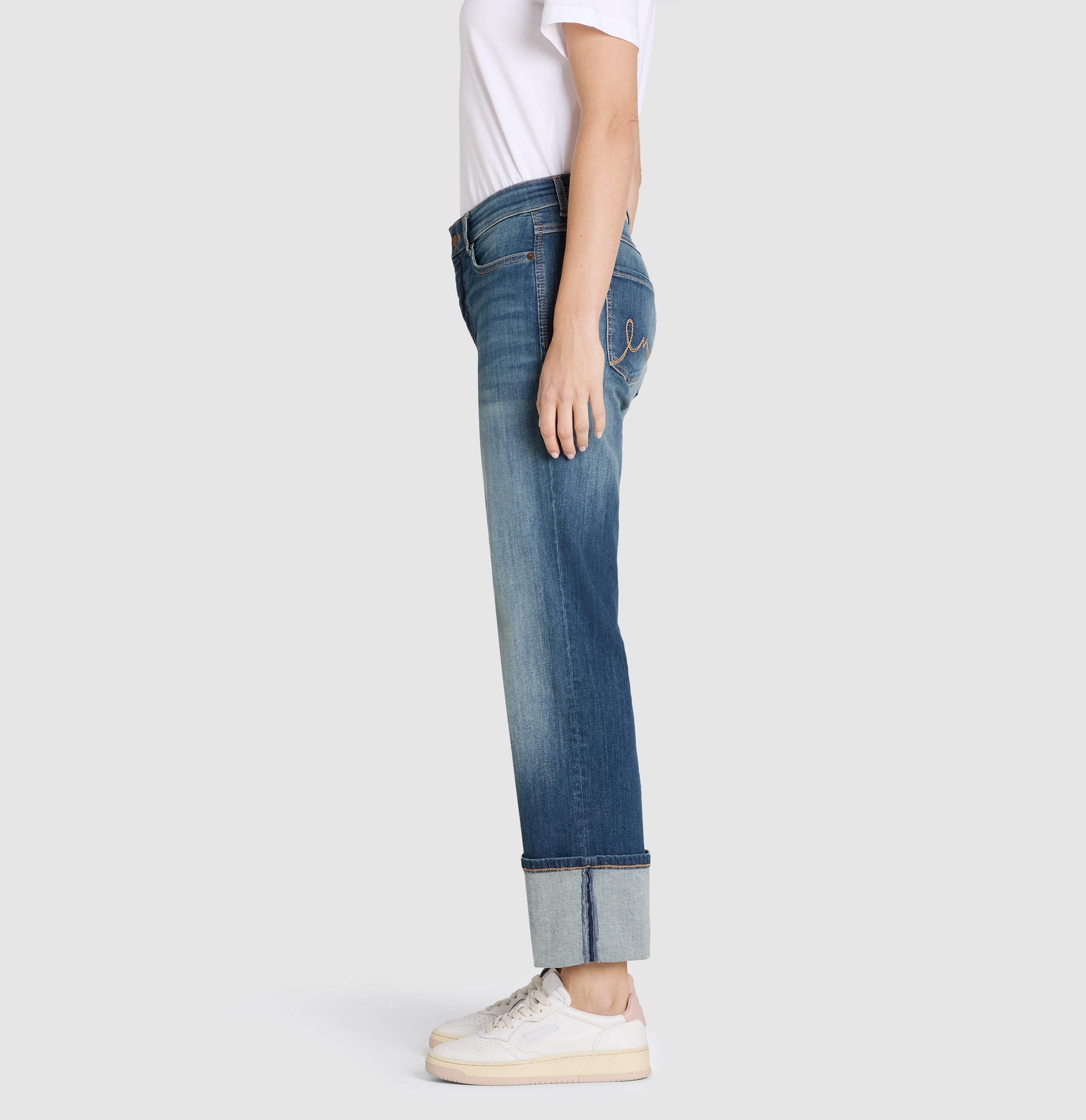 Comfortable jeans with wide turned-up hem. | LAURA turn up | fancy nonrepaired blue | Side view of model