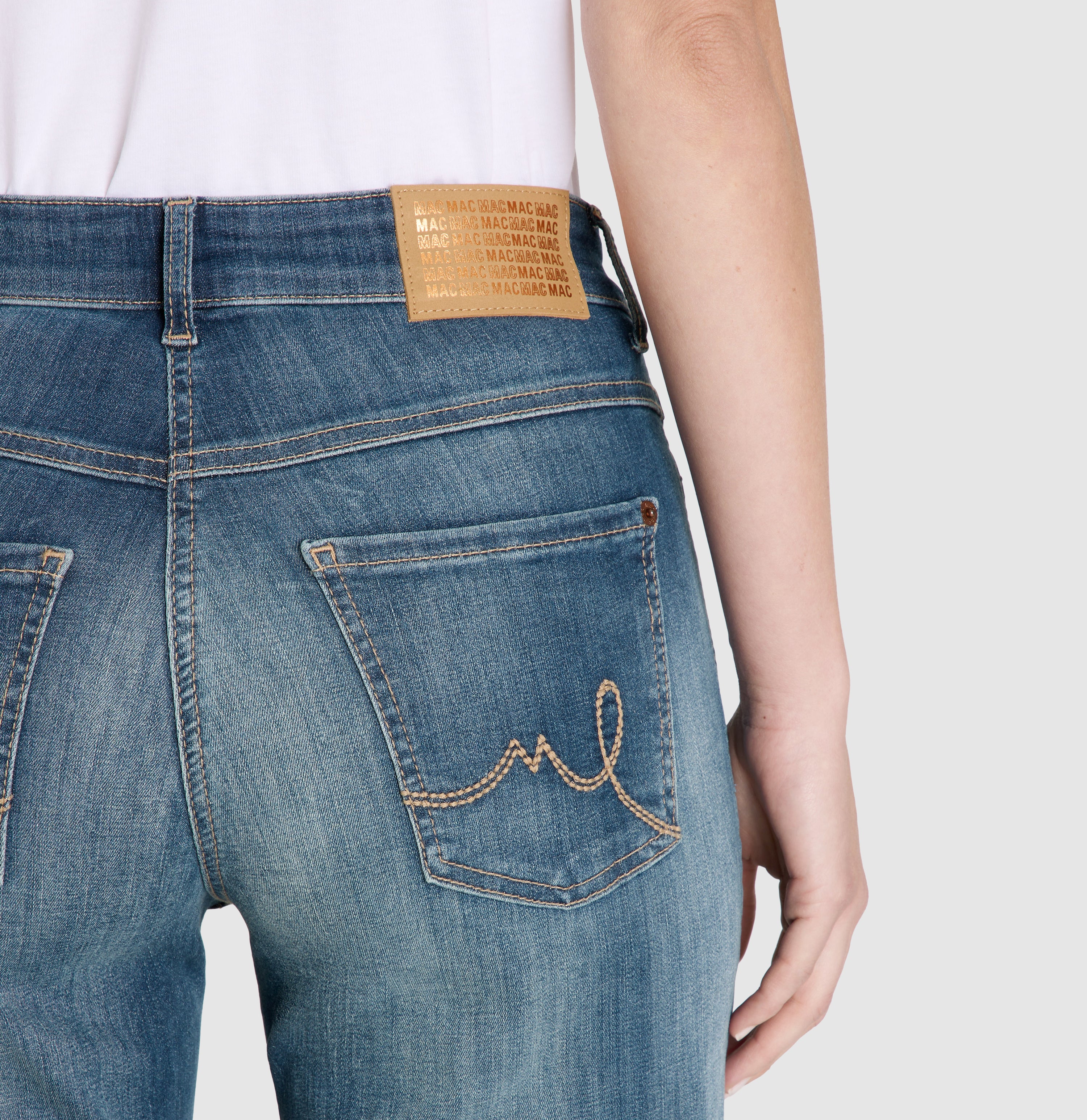 Comfortable jeans with wide turned-up hem. | LAURA turn up | fancy nonrepaired blue | Detailed view 2 of model