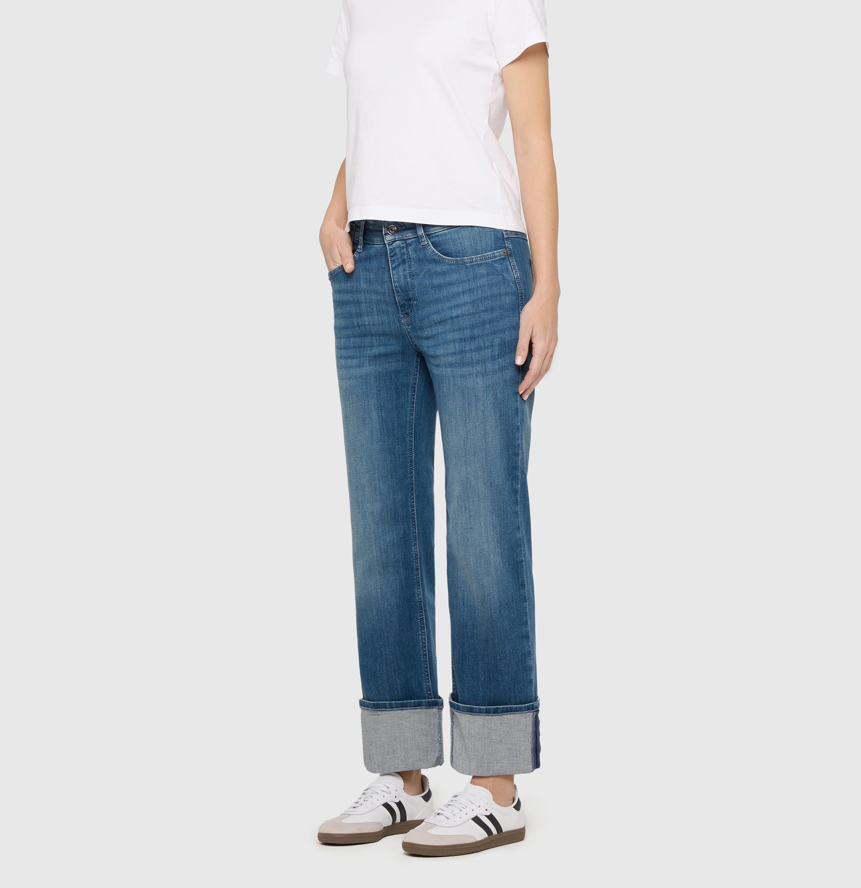 Straight jeans with turned-up hem. | LAURA turn up | petrolblue basic wash | Front view of model
