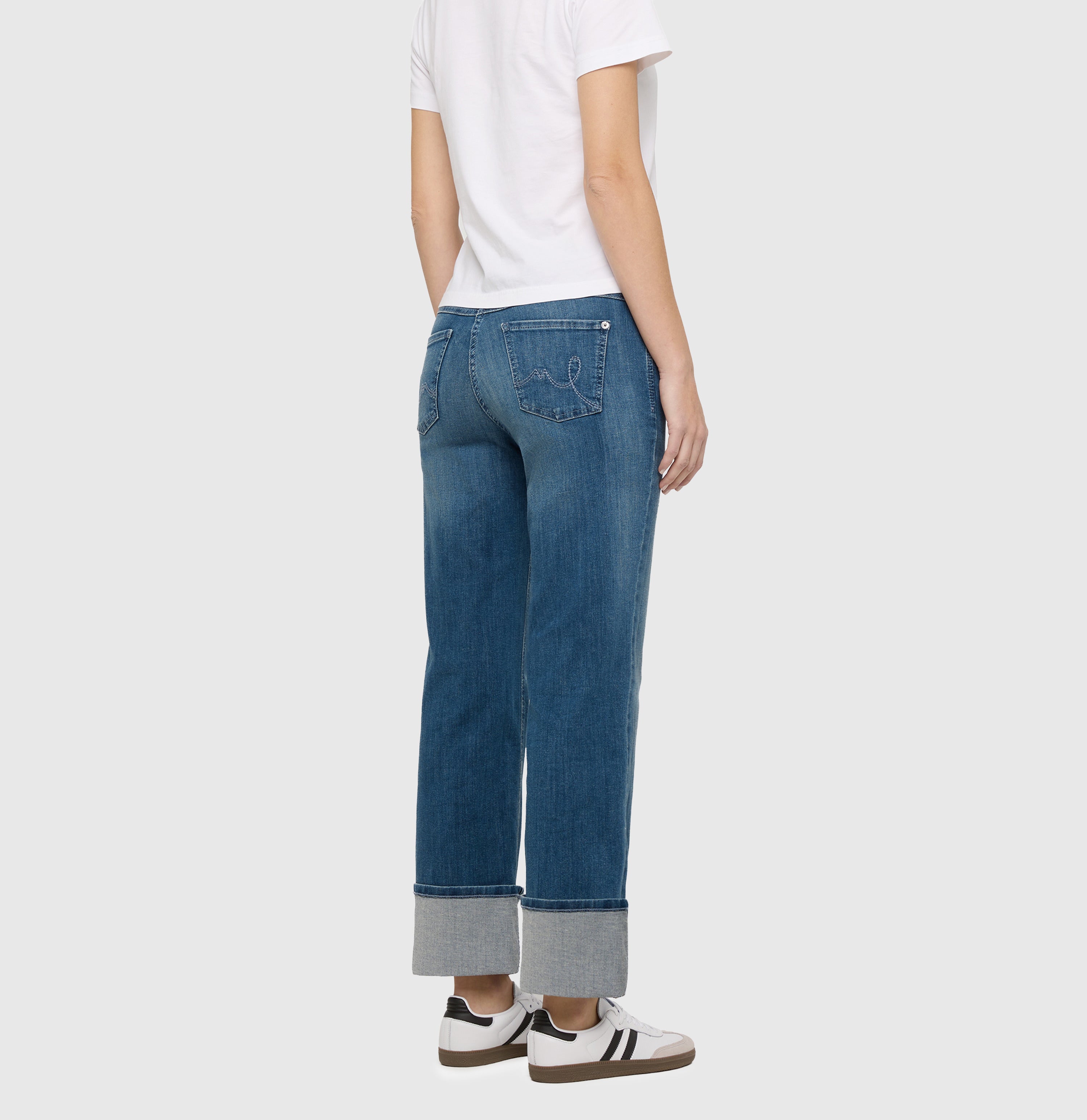 Straight jeans with turned-up hem. | LAURA turn up | petrolblue basic wash | Back view of model