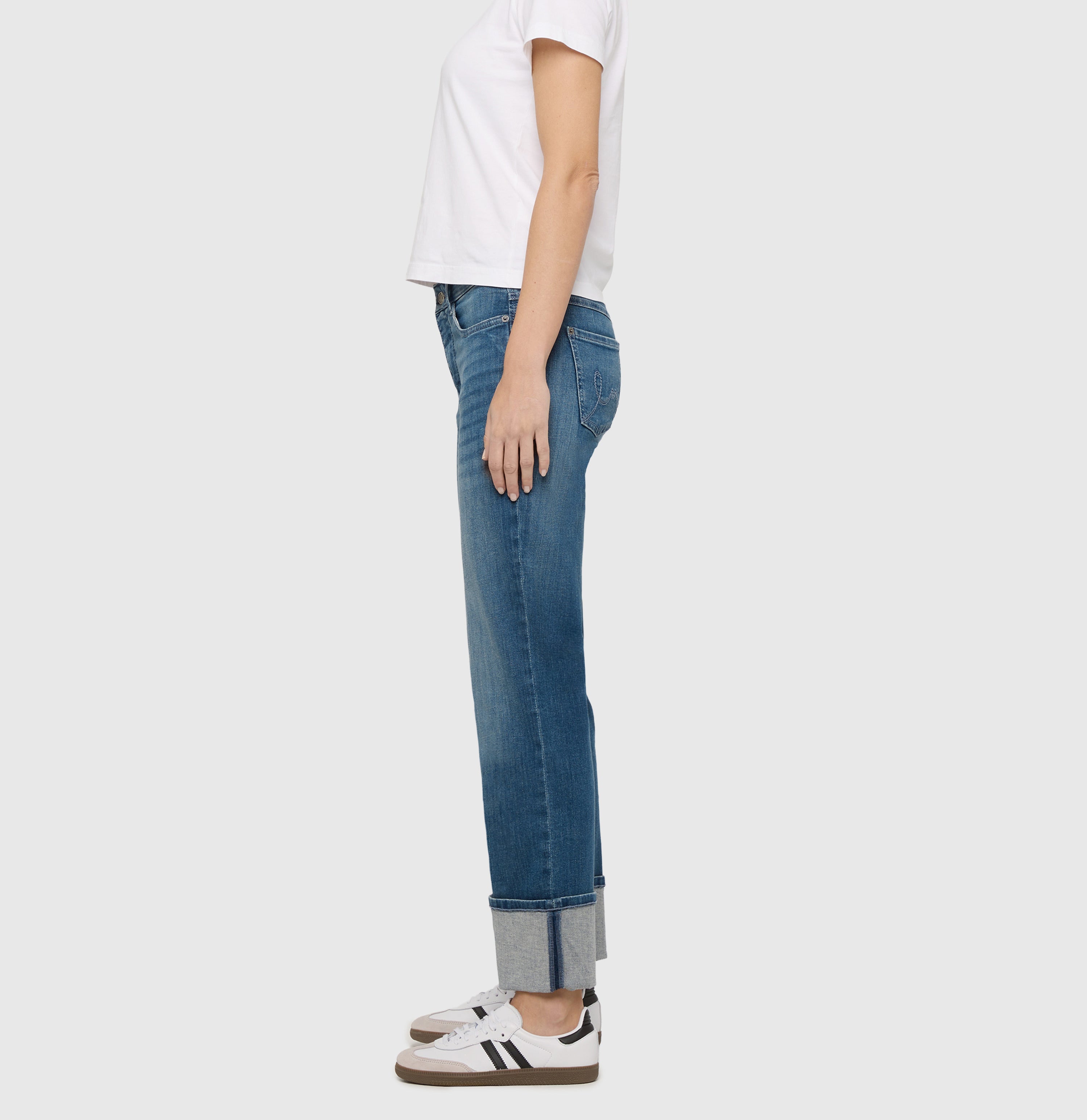 Straight jeans with turned-up hem. | LAURA turn up | petrolblue basic wash | Side view of model