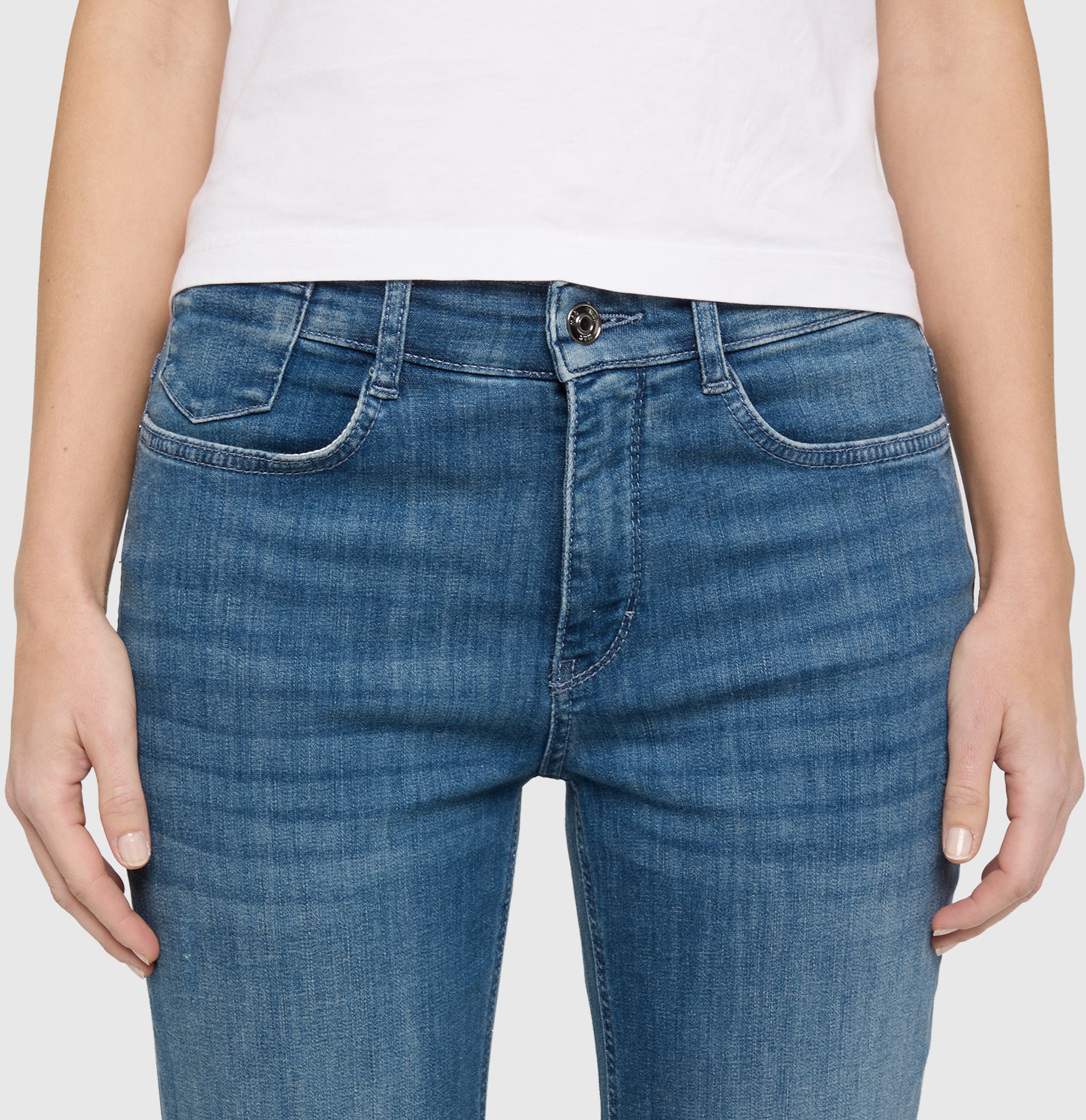 Straight jeans with turned-up hem. | LAURA turn up | petrolblue basic wash | Detailed view 3 of model