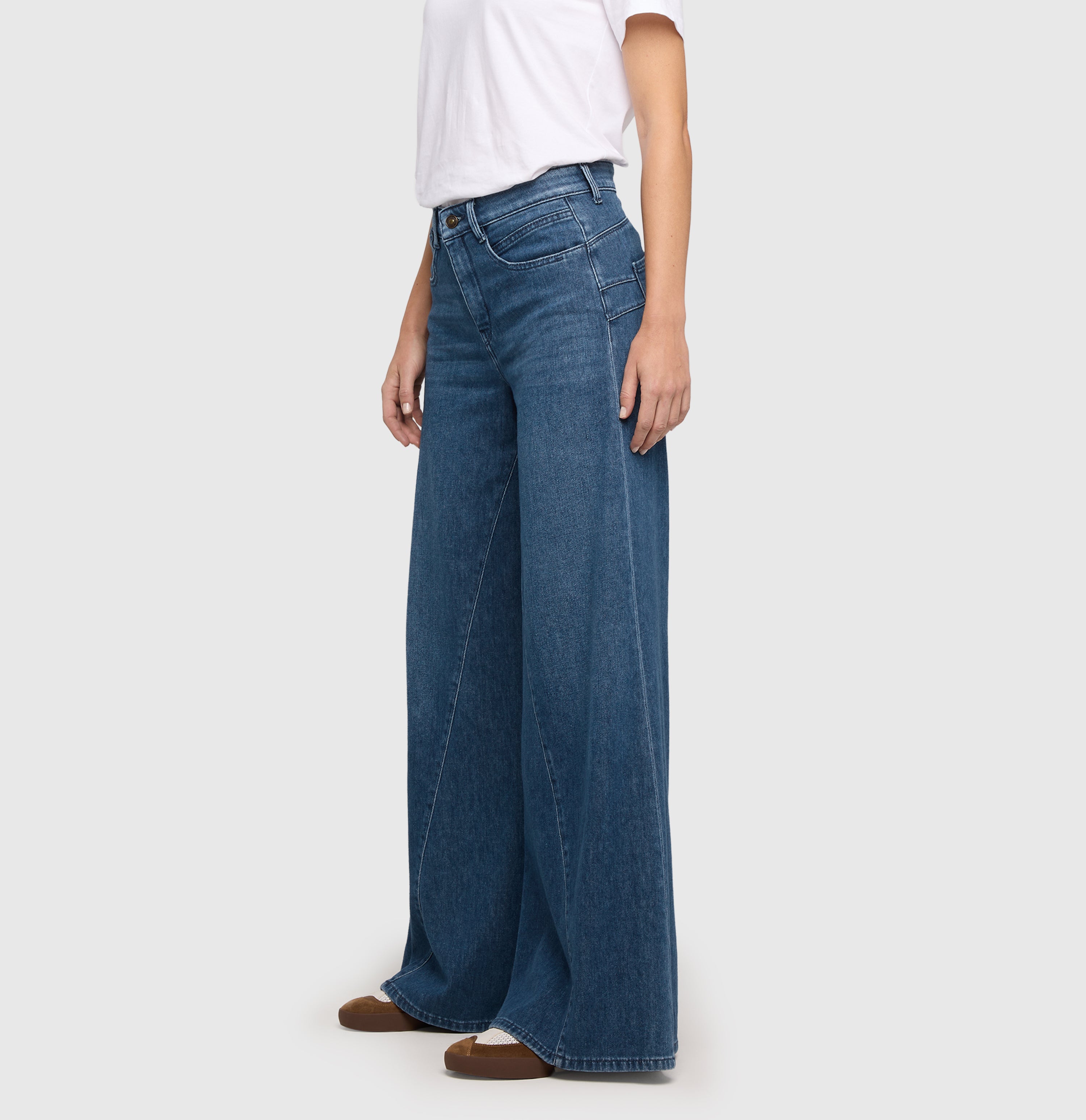 Extra wide jeans with turned inseam. | WIDE extreme | blue authentic used | Side view of model