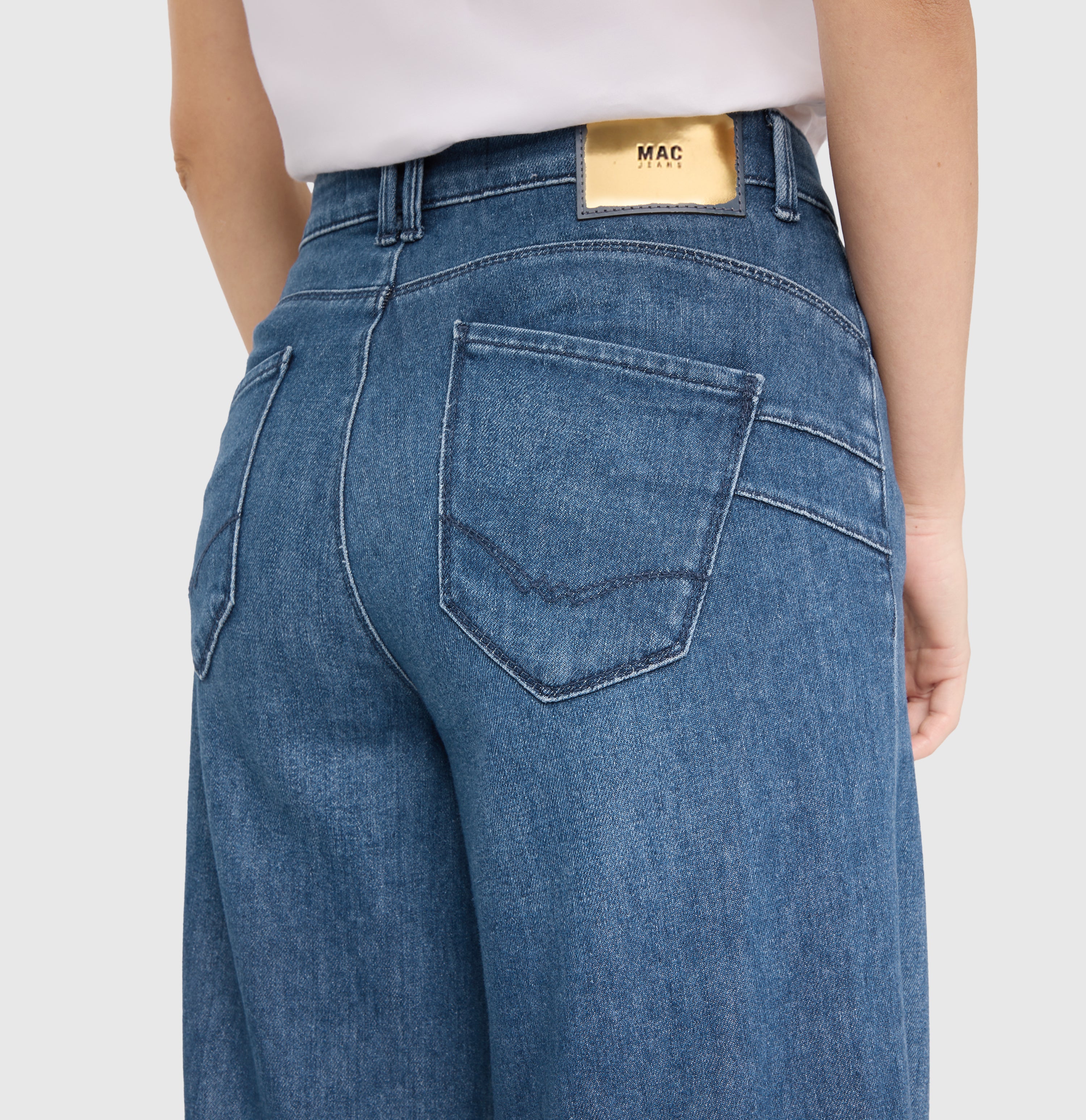 Extra wide jeans with turned inseam. | WIDE extreme | blue authentic used | Detailed view 2 of model