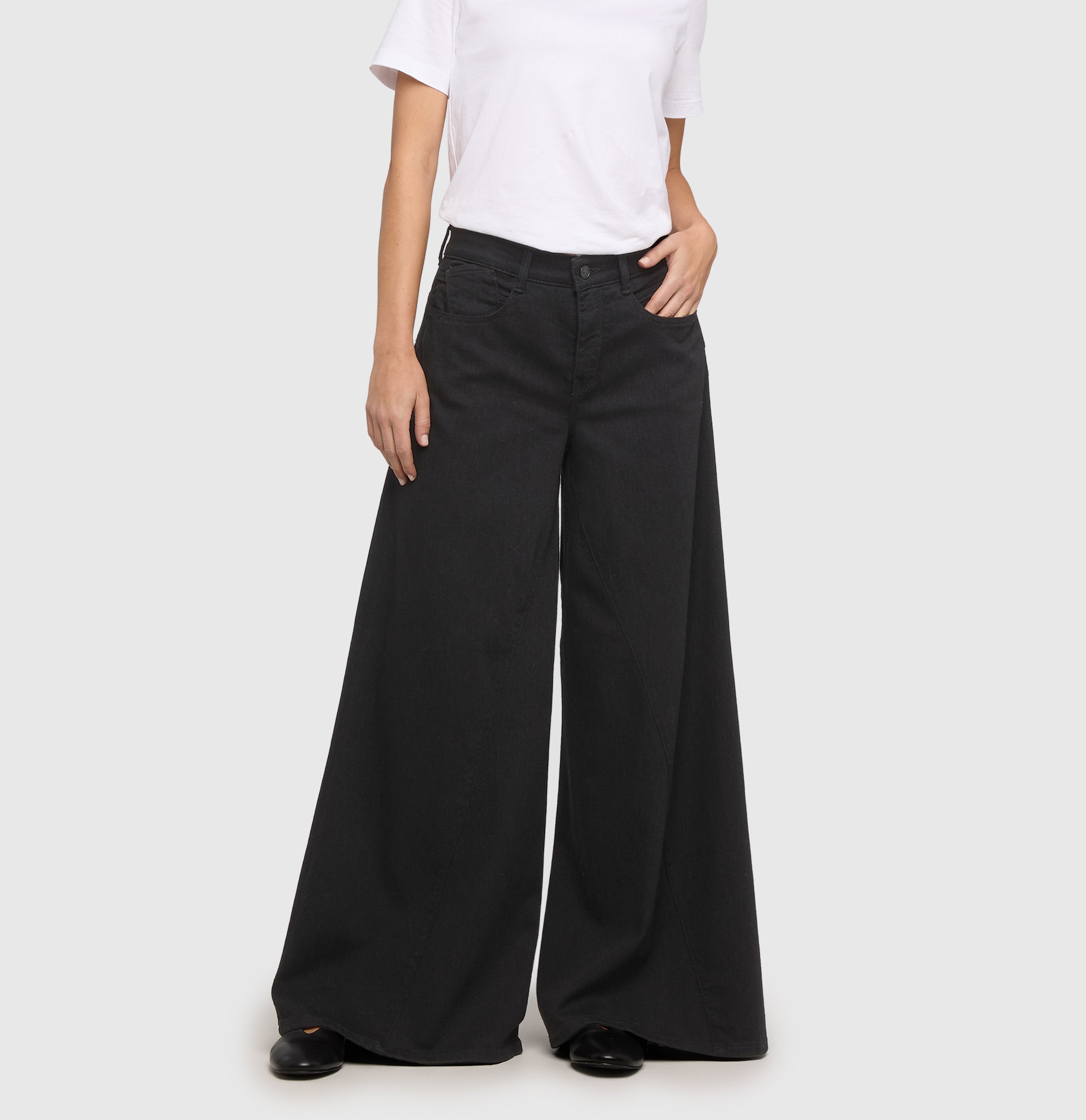 Extra wide jeans with turned inseam. | WIDE extreme | black-black | Front view of model