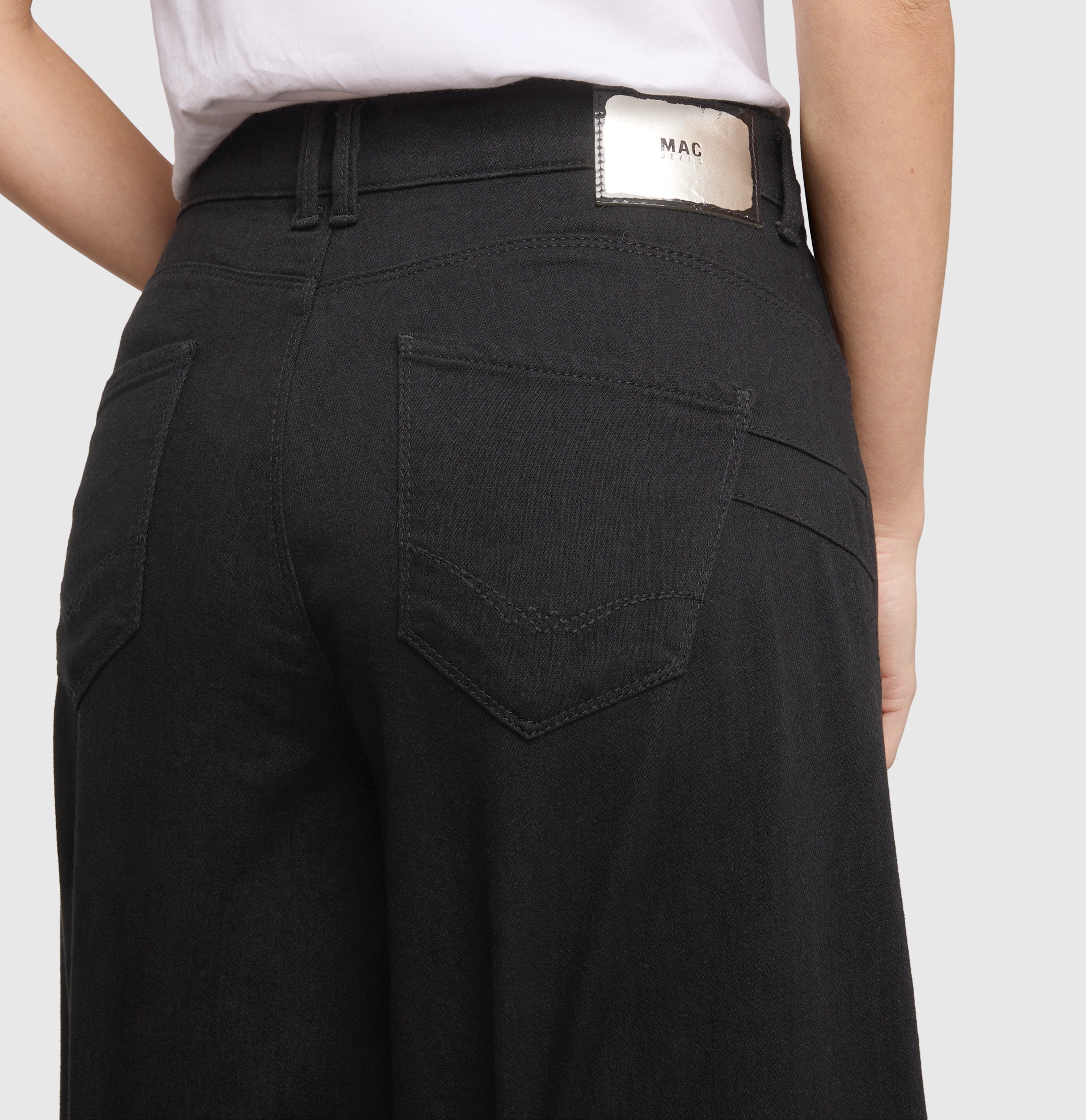 Extra wide jeans with turned inseam. | WIDE extreme | black-black | Detailed view 3 of model