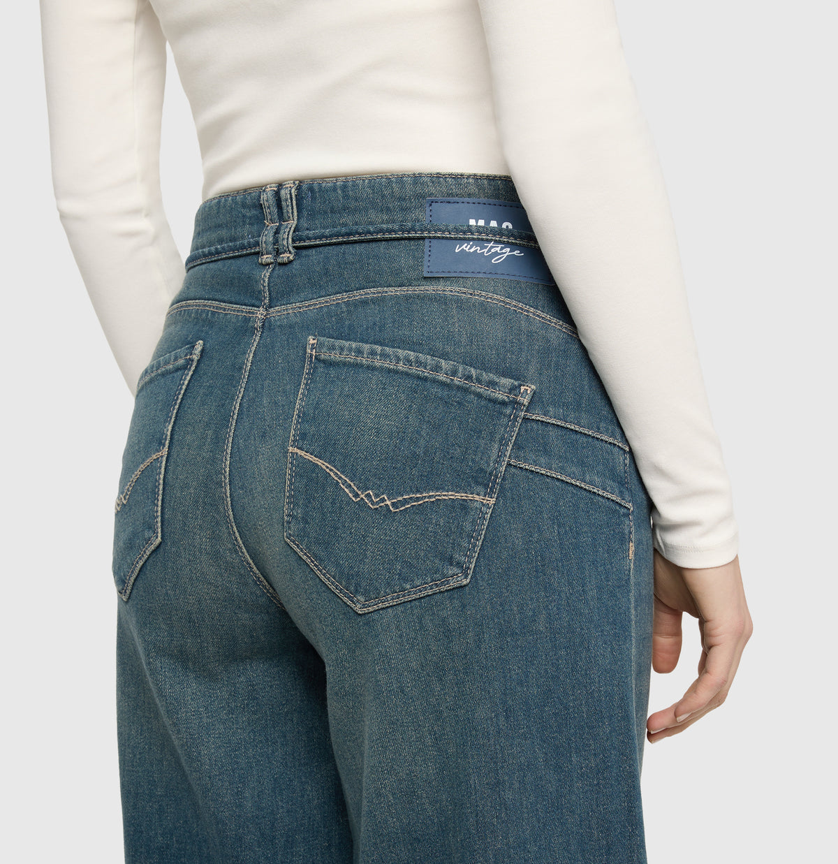 Wide fit with tie belt and seam details. | WIDE extreme | greenish blue | Detailed view 2 of model