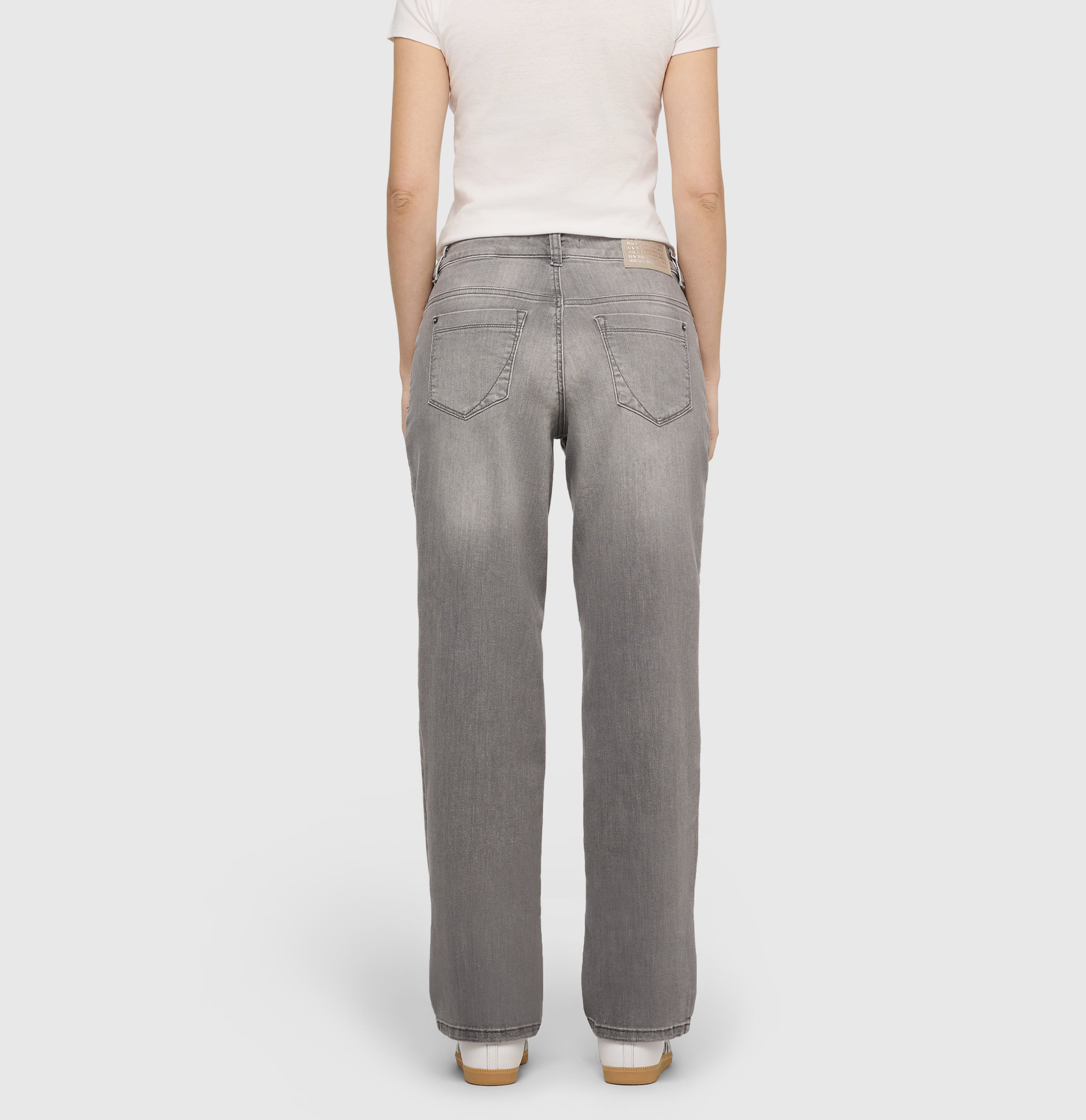 Authentic, flexible jeans with a feminine fit. | GRACIA | carbon grey used | Back view of model