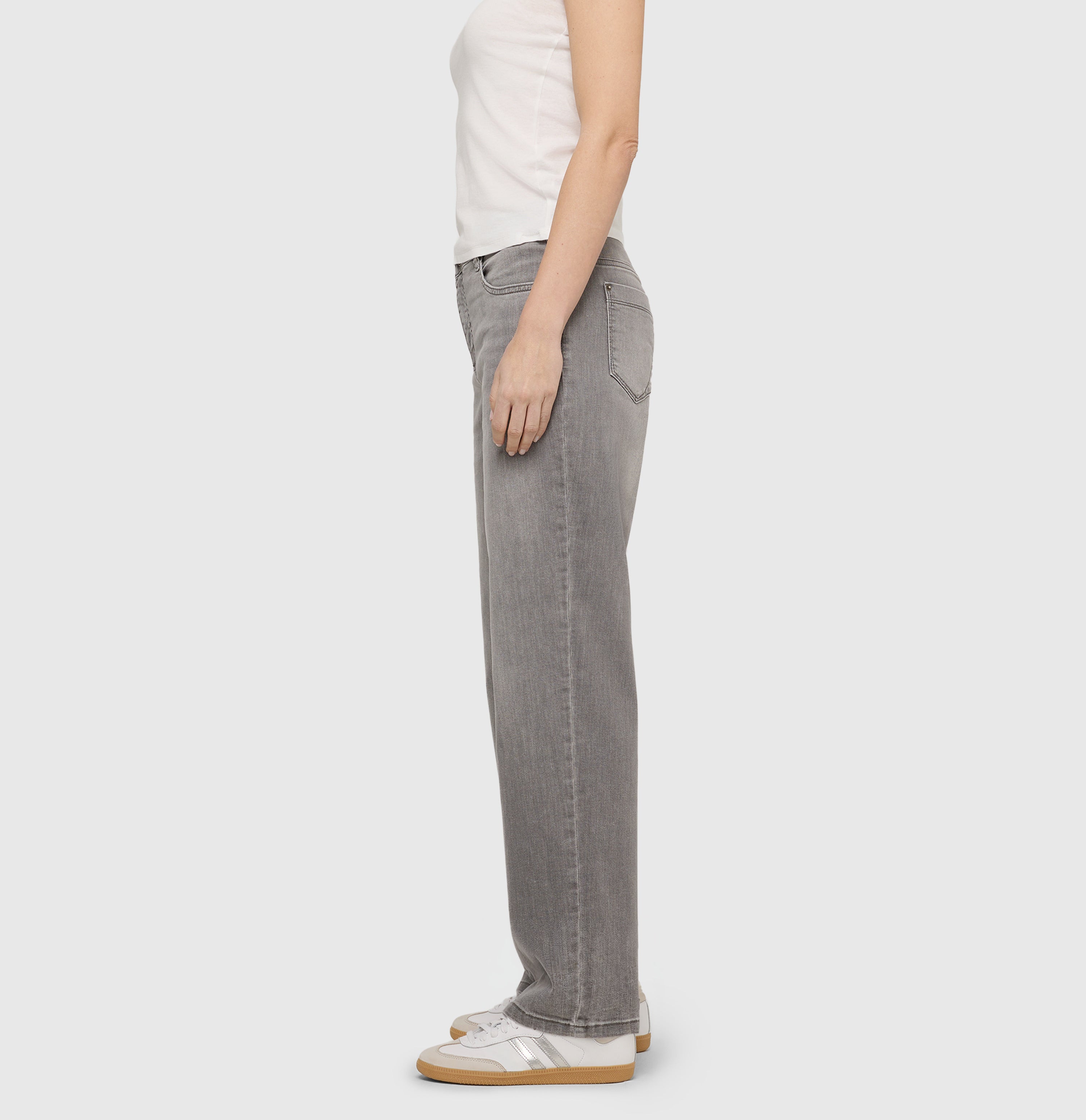 Authentic, flexible jeans with a feminine fit. | GRACIA | carbon grey used | Side view of model