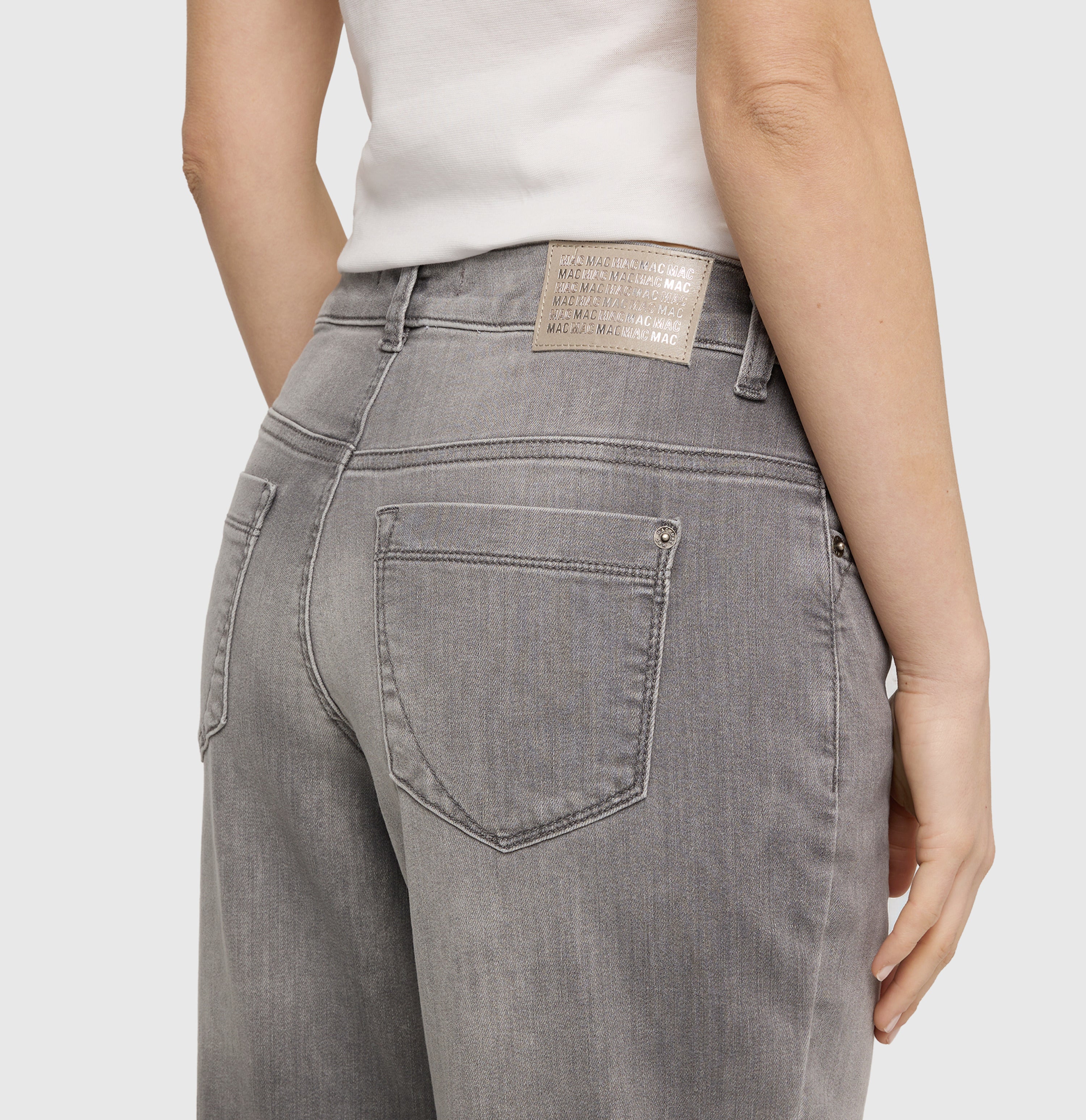 Authentic, flexible jeans with a feminine fit. | GRACIA | carbon grey used | Detailed view 2 of model