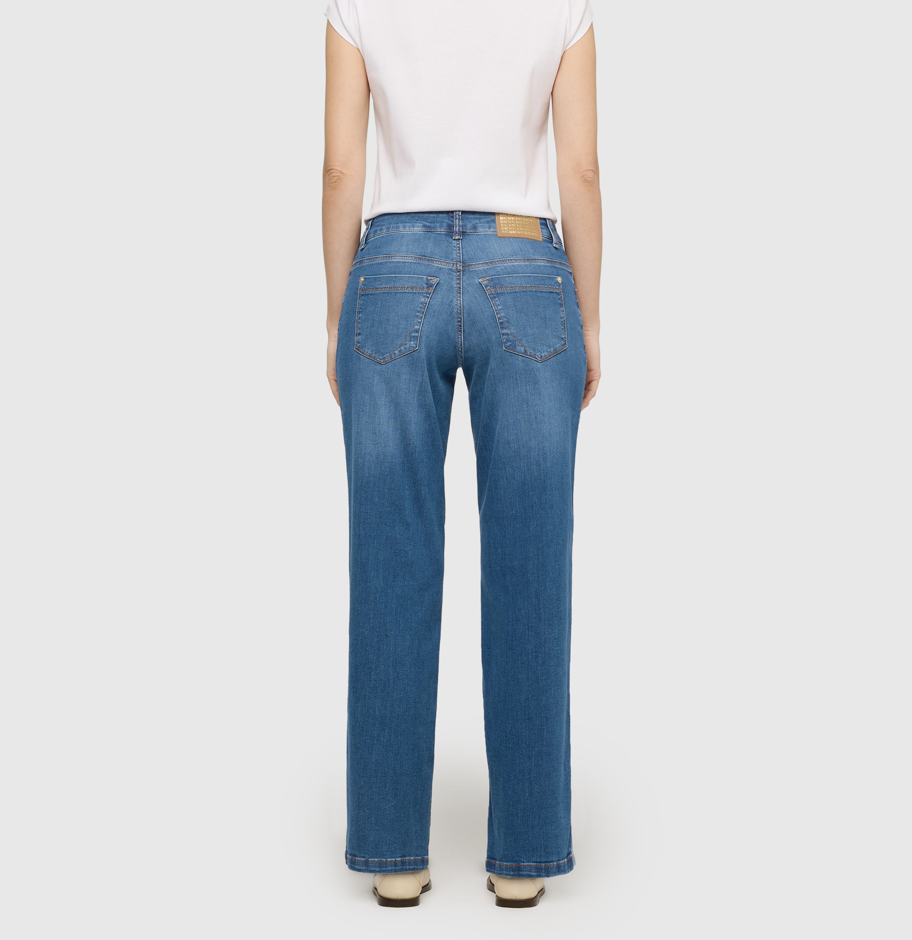 Authentic, flexible jeans with a feminine fit. | GRACIA | medium blue authentic used | Back view of model