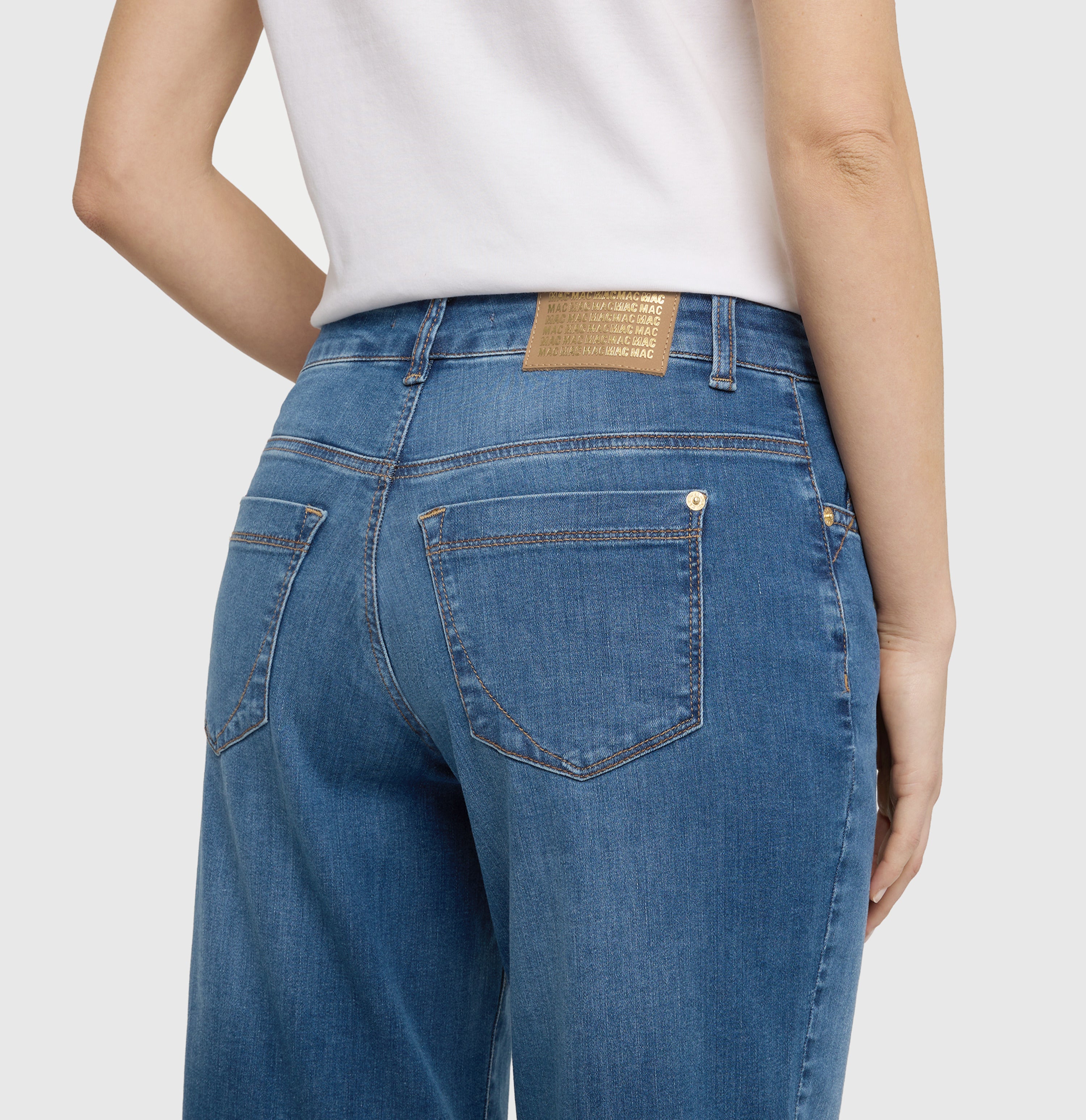 Authentic, flexible jeans with a feminine fit. | GRACIA | medium blue authentic used | Detailed view 2 of model