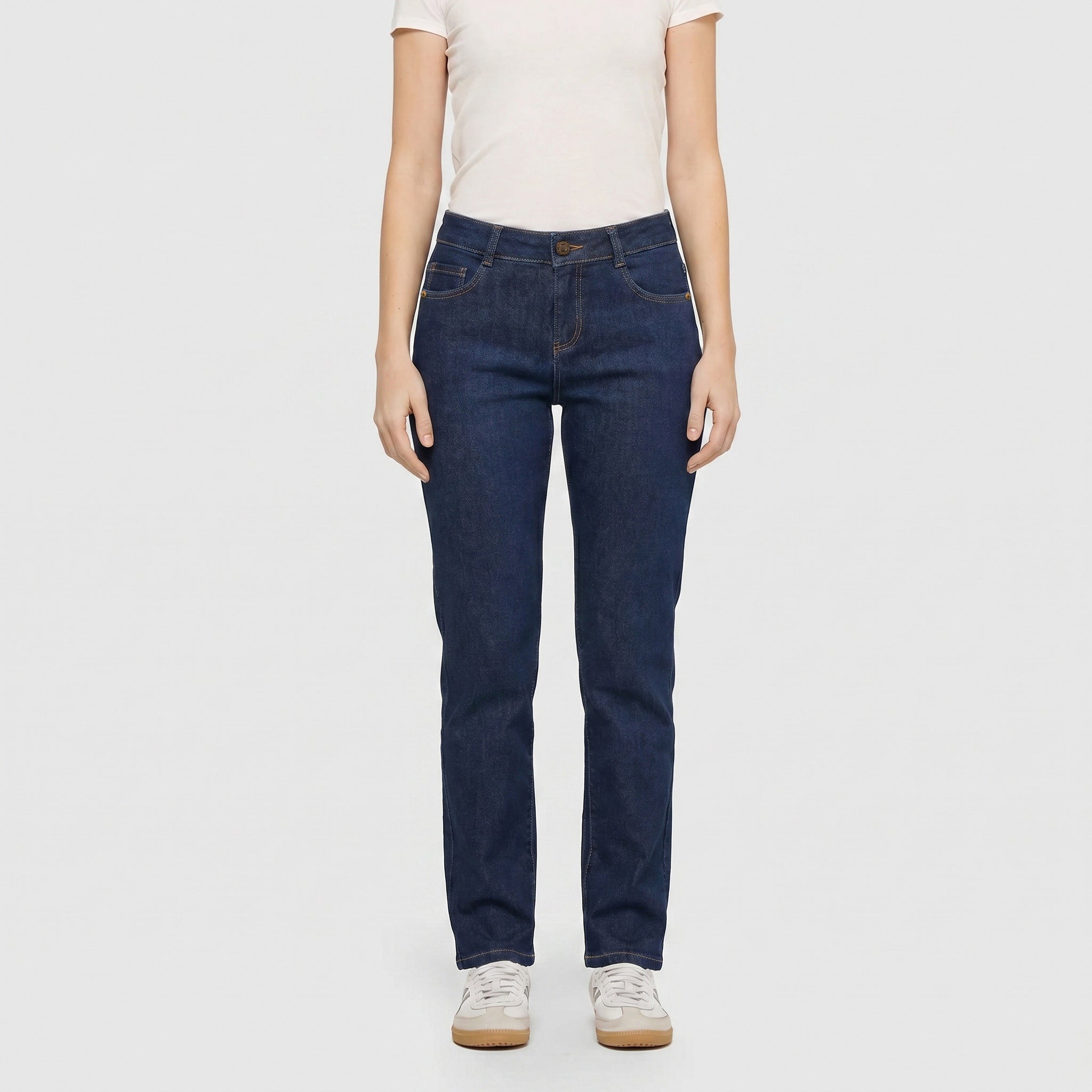 Authentic, flexible jeans with a feminine fit. | GRACIA | fashion rinsed | Front view of model