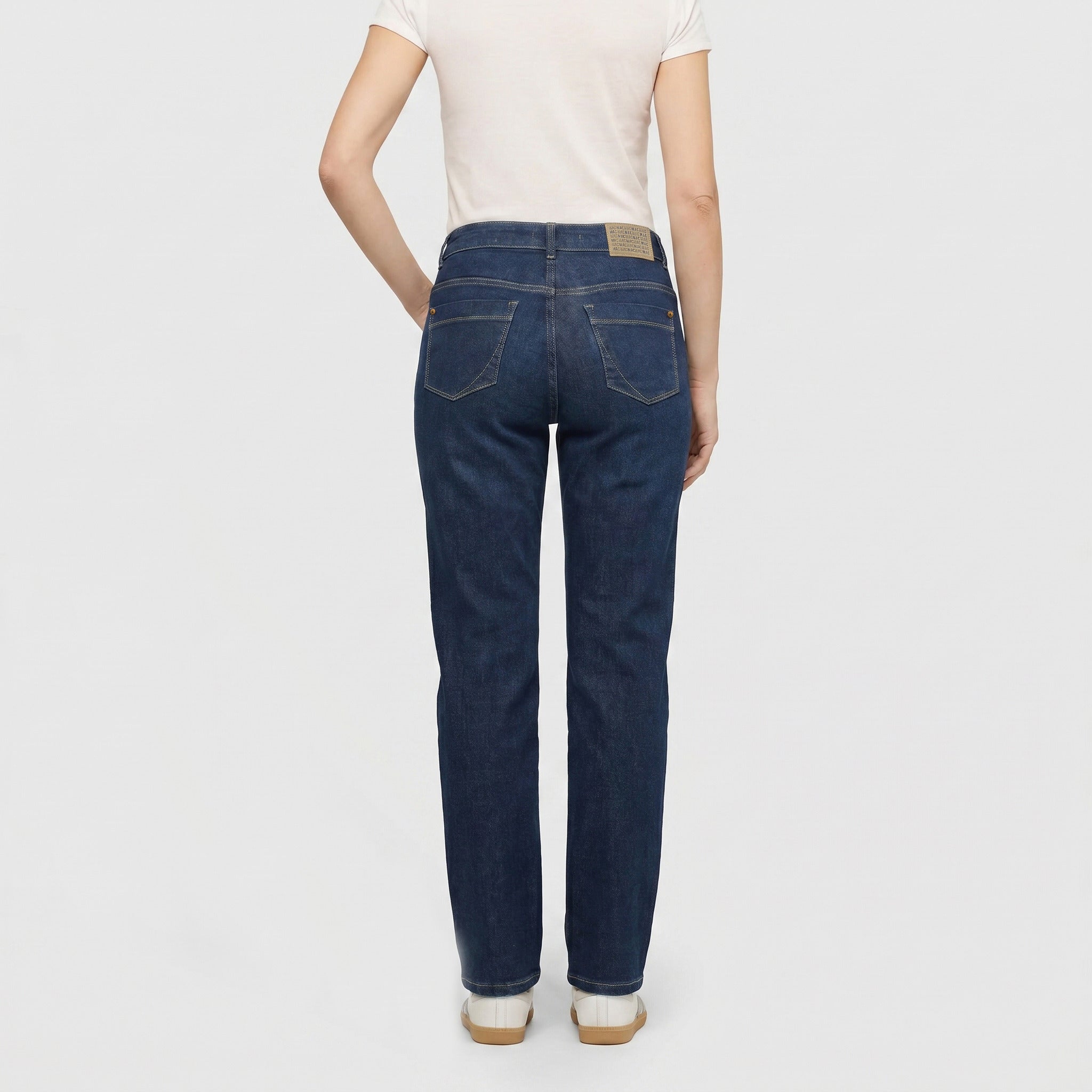 Authentic, flexible jeans with a feminine fit. | GRACIA | fashion rinsed | Back view of model