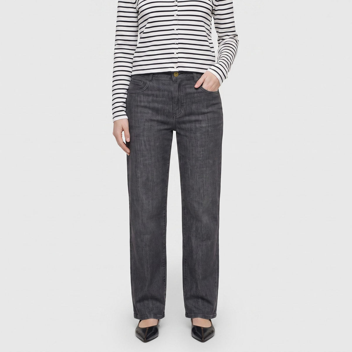 Authentic, flexible jeans with a feminine fit. | GRACIA | fashion rinsed | Front view of model