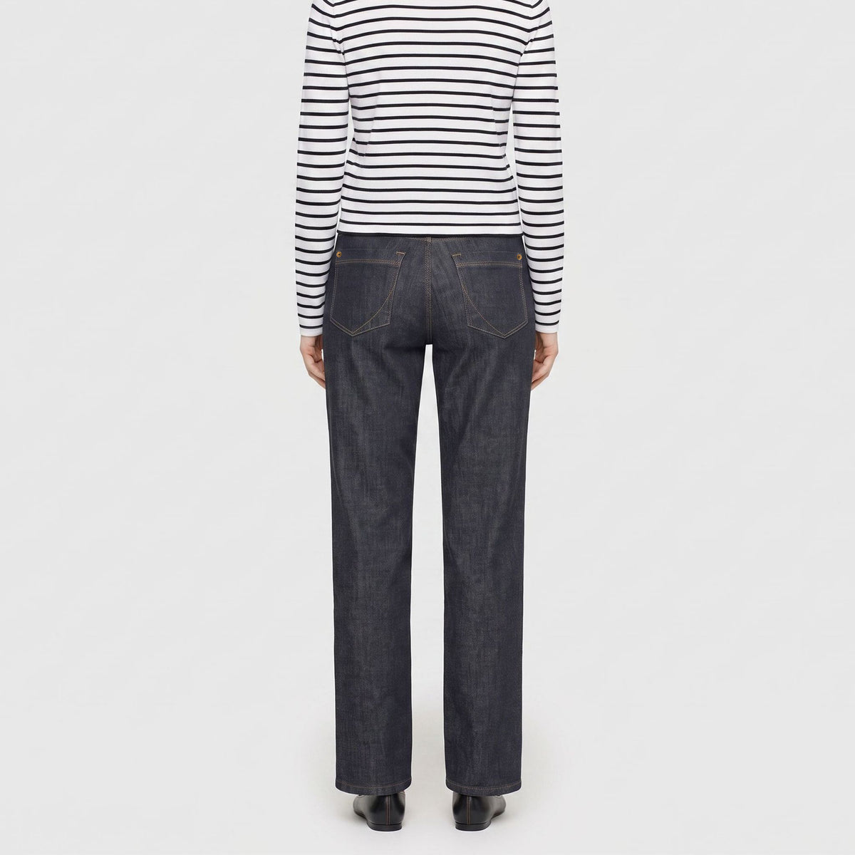Authentic, flexible jeans with a feminine fit. | GRACIA | fashion rinsed | Back view of model