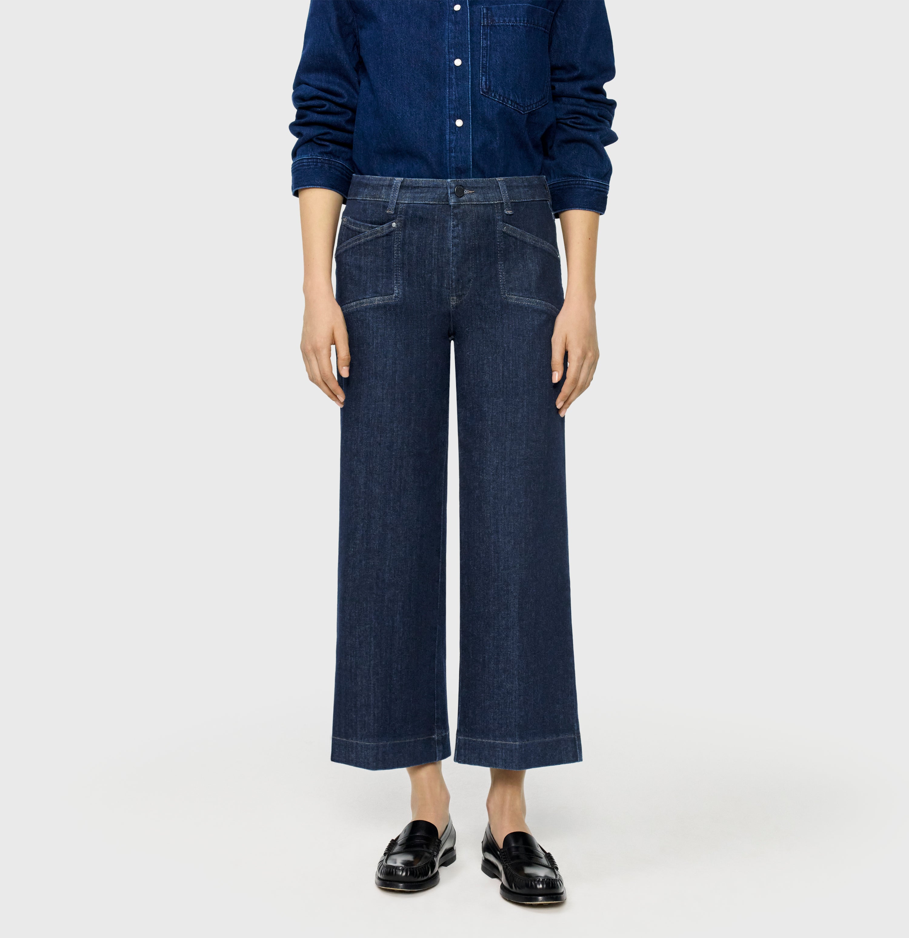 Modern culotte made of hyper stretch denim. | DREAM Culotte pocket | fashion rinsed | Front view of model