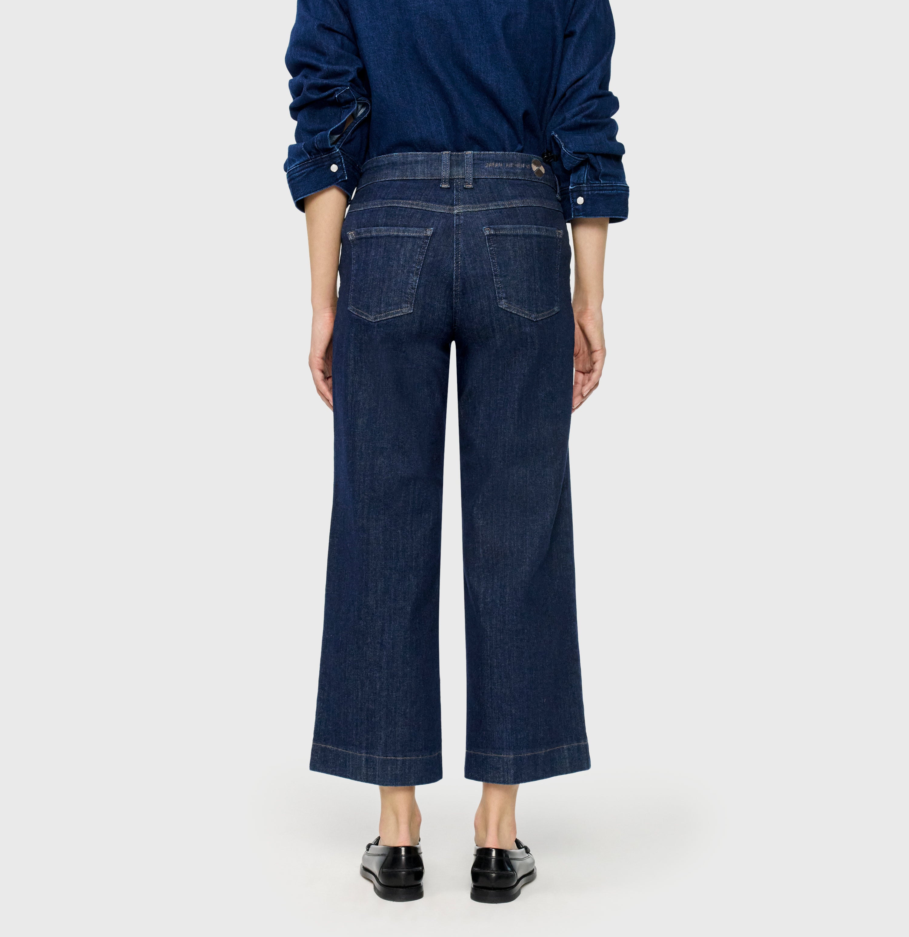 Modern culotte made of hyper stretch denim. | DREAM Culotte pocket | fashion rinsed | Back view of model