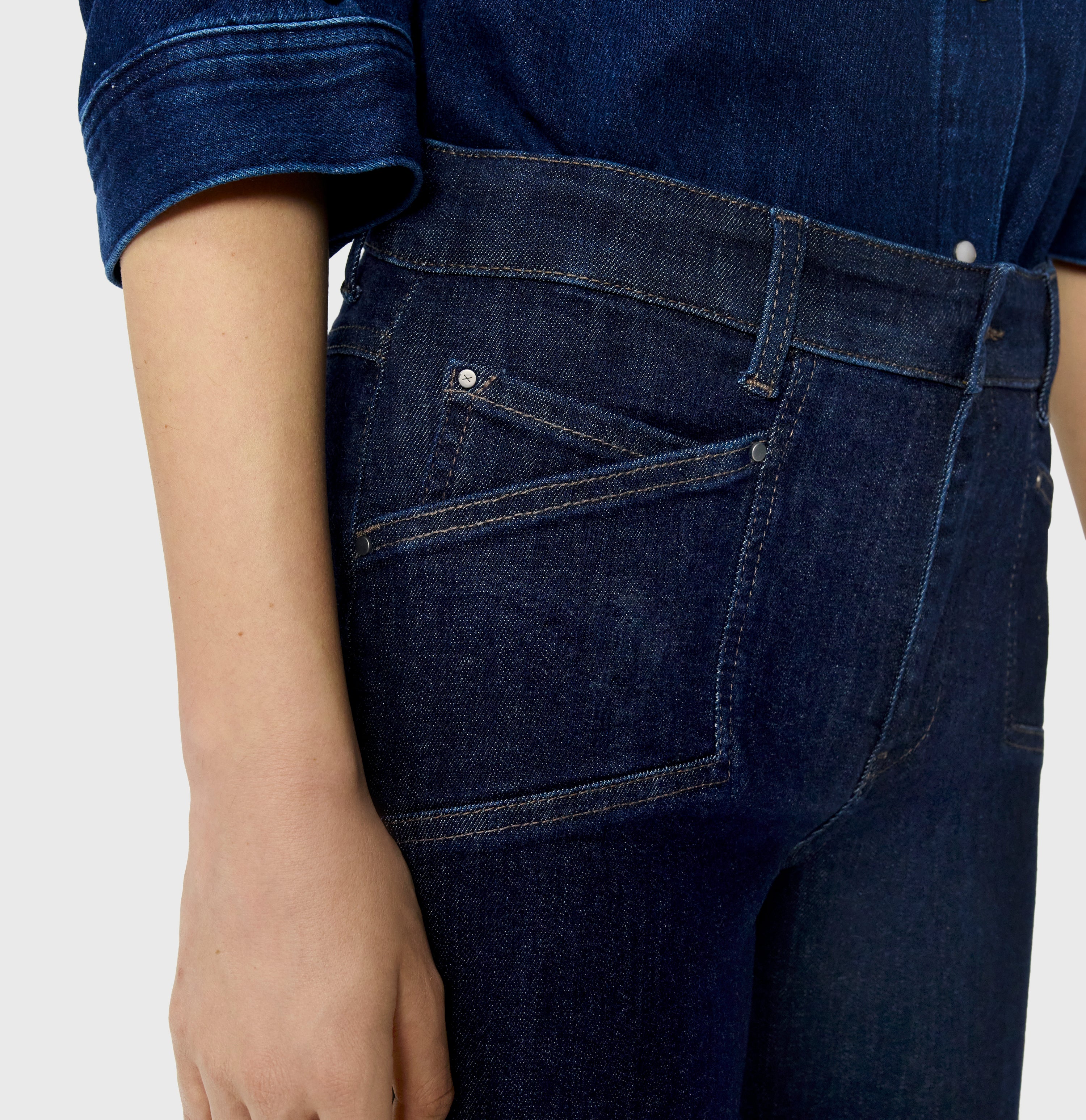 Modern culotte made of hyper stretch denim. | DREAM Culotte pocket | fashion rinsed | Detailed view 2 of model