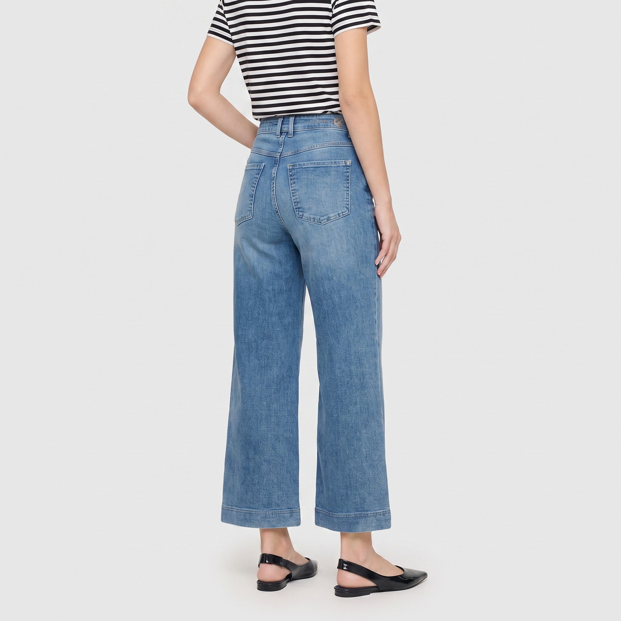 Culotte made of hyper stretch denim. | DREAM Culotte pocket | authentic blue washed | Back view of model
