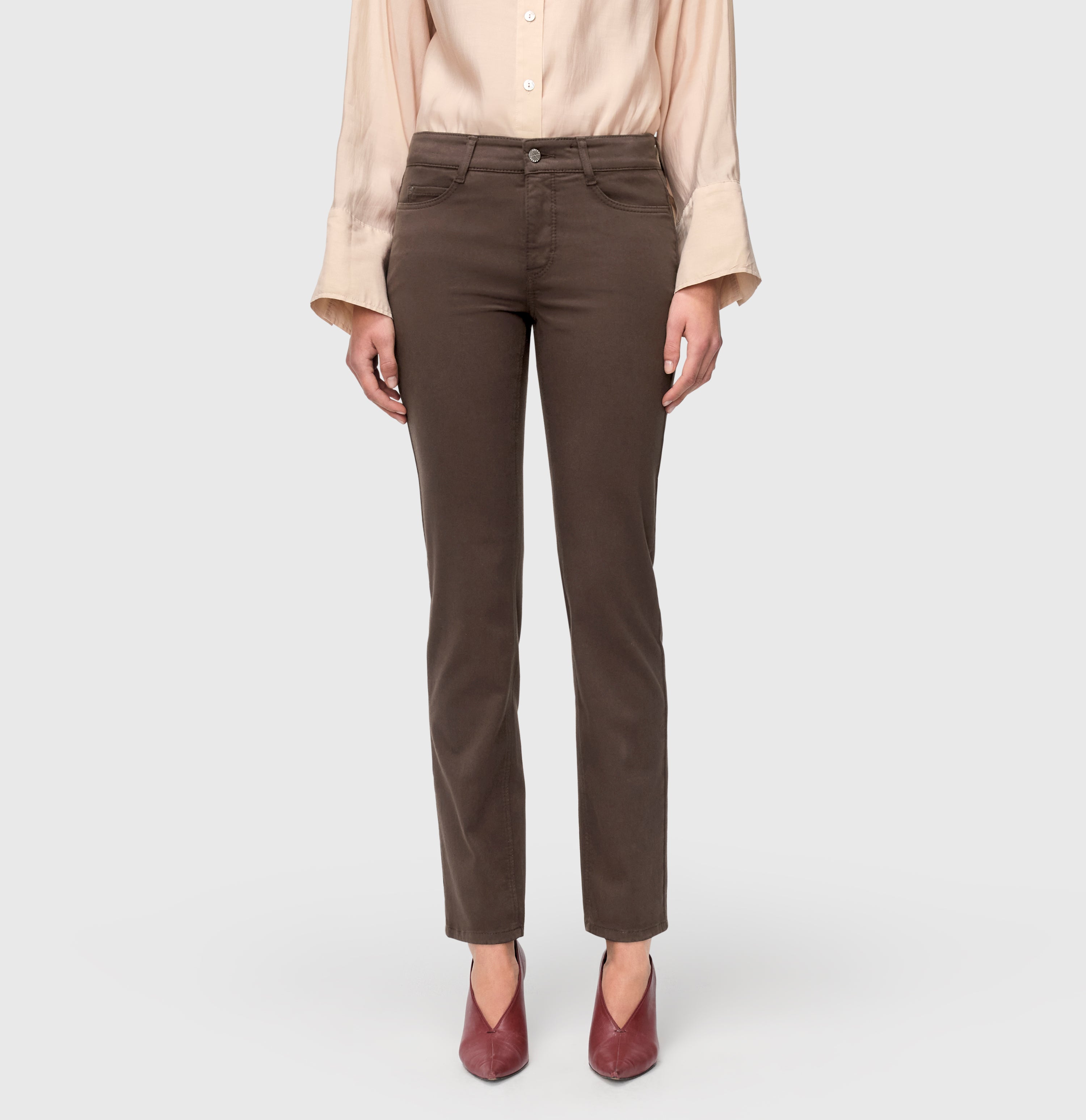 Straight fit made from hyper stretch denim. | DREAM | deep brown PPT | Front view of model