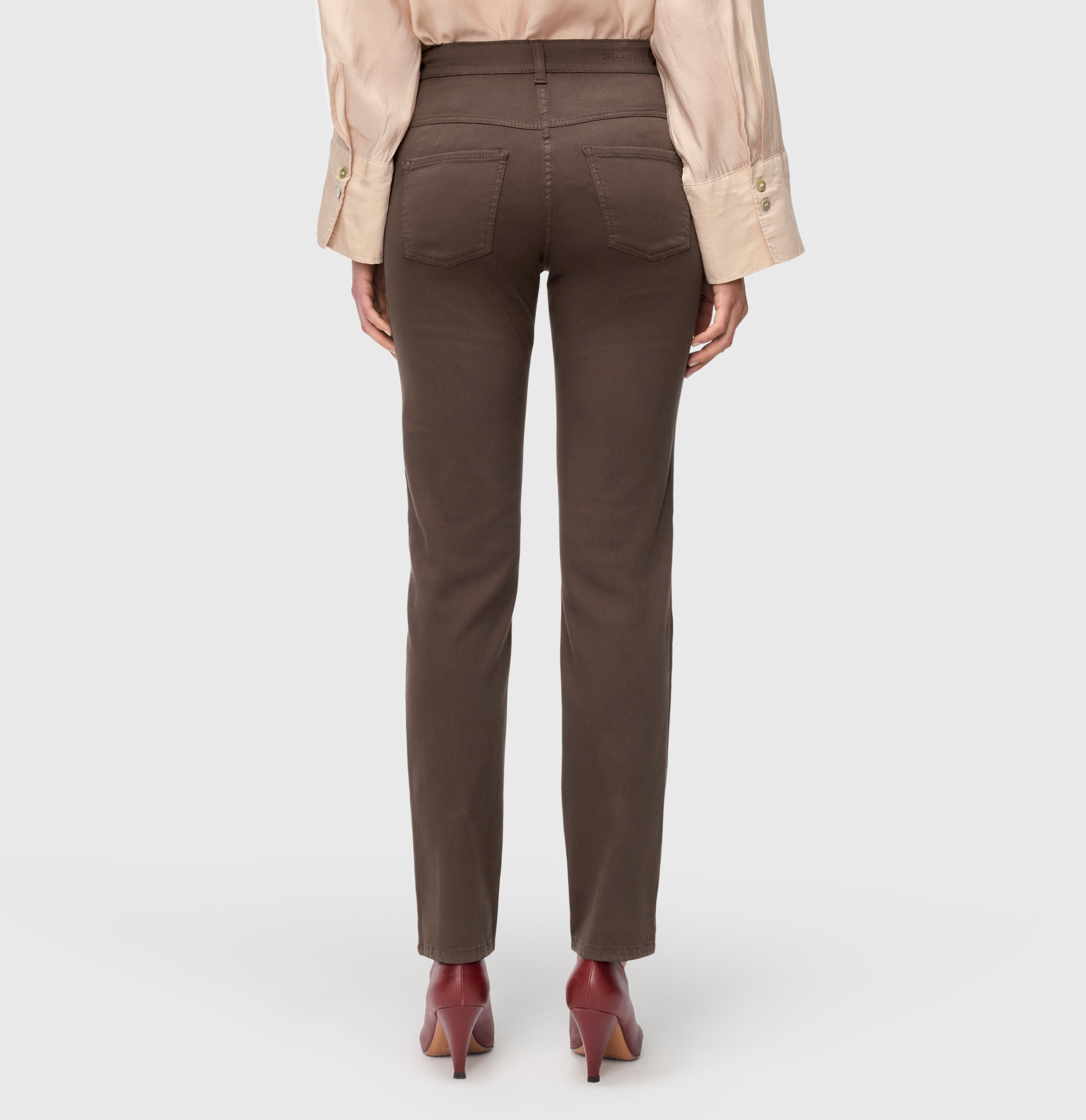 Straight shaping jeans made of hyper stretch denim. | DREAM | deep brown PPT | Back view of model