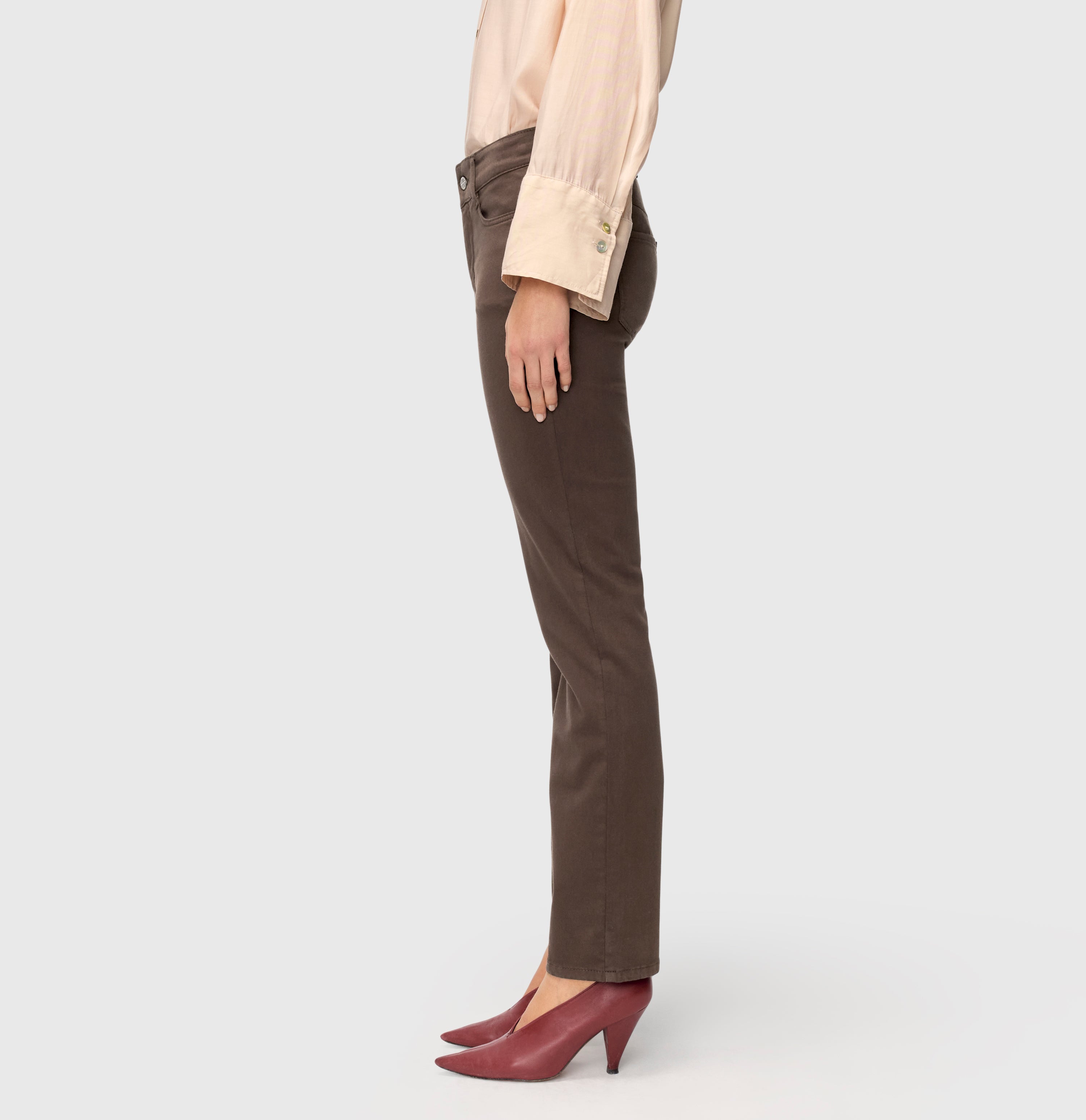 Straight fit made from hyper stretch denim. | DREAM | deep brown PPT | Side view of model