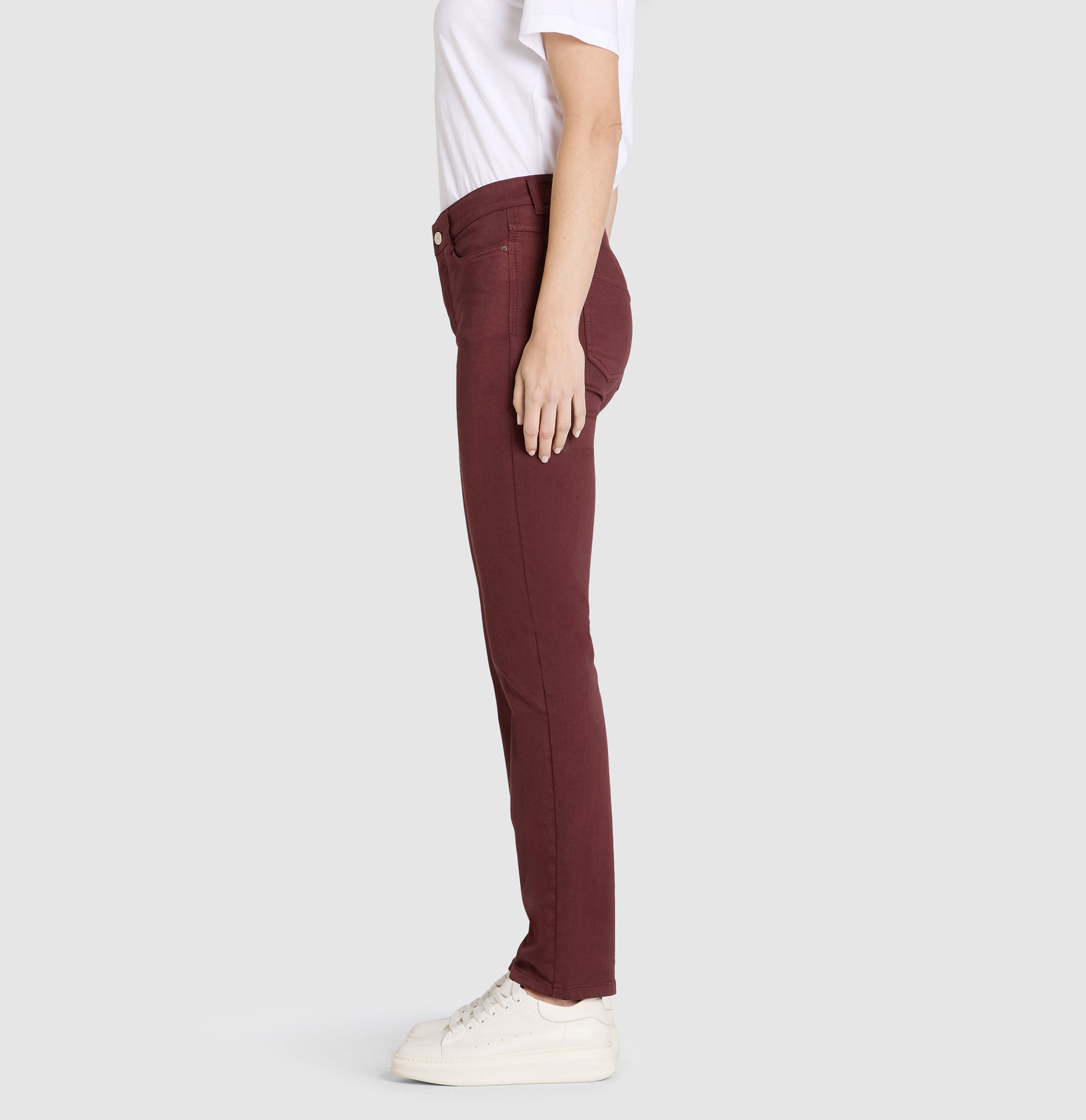 Straight shaping jeans made of hyper stretch denim. | DREAM | bordeaux PPT | Side view of model