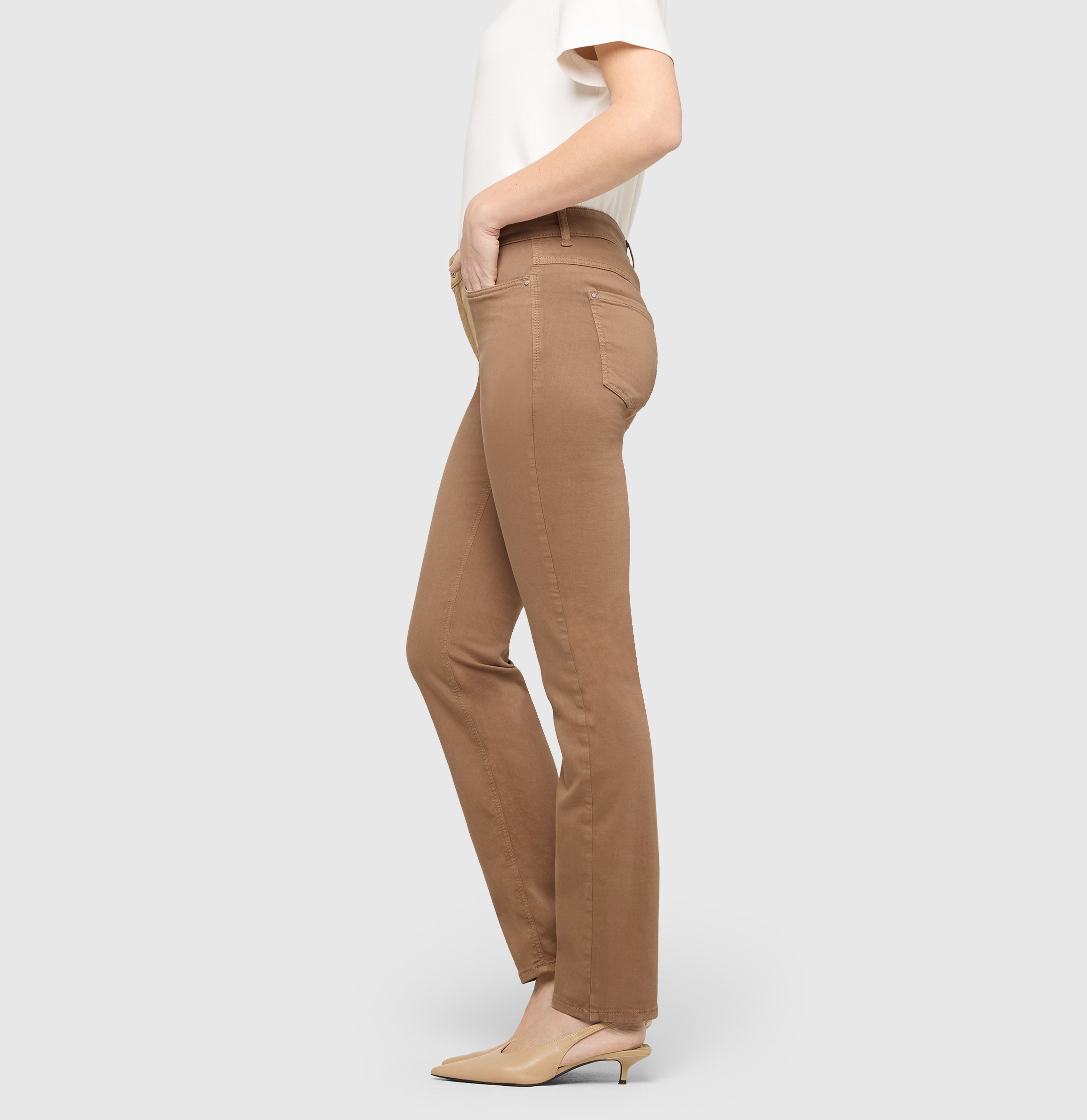 Straight fit made from hyper stretch denim. | DREAM | light cognac PPT | Side view of model