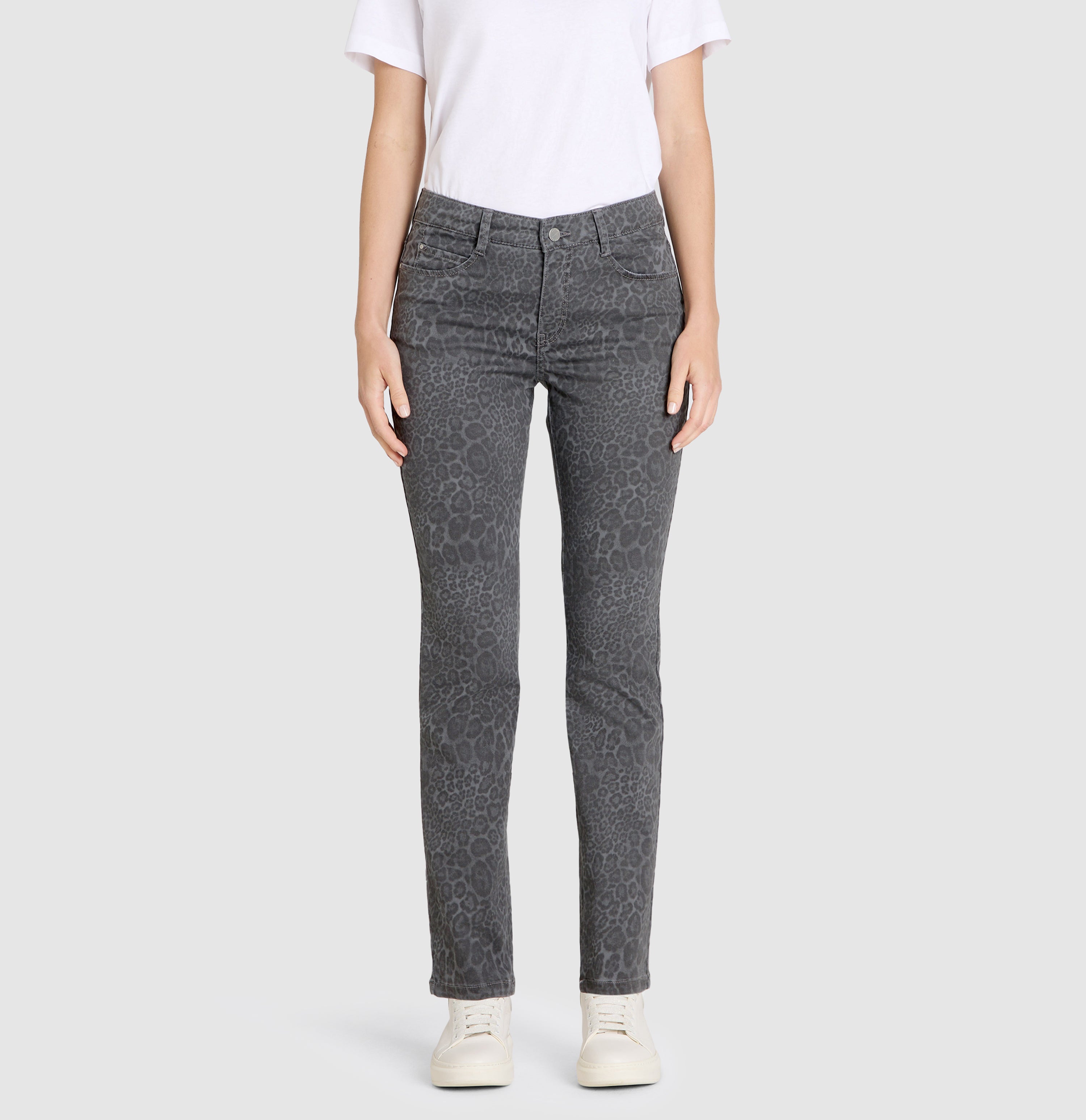 Figure-shaping hyper stretch jeans with leopard pattern. | DREAM | granite leo | Front view of model