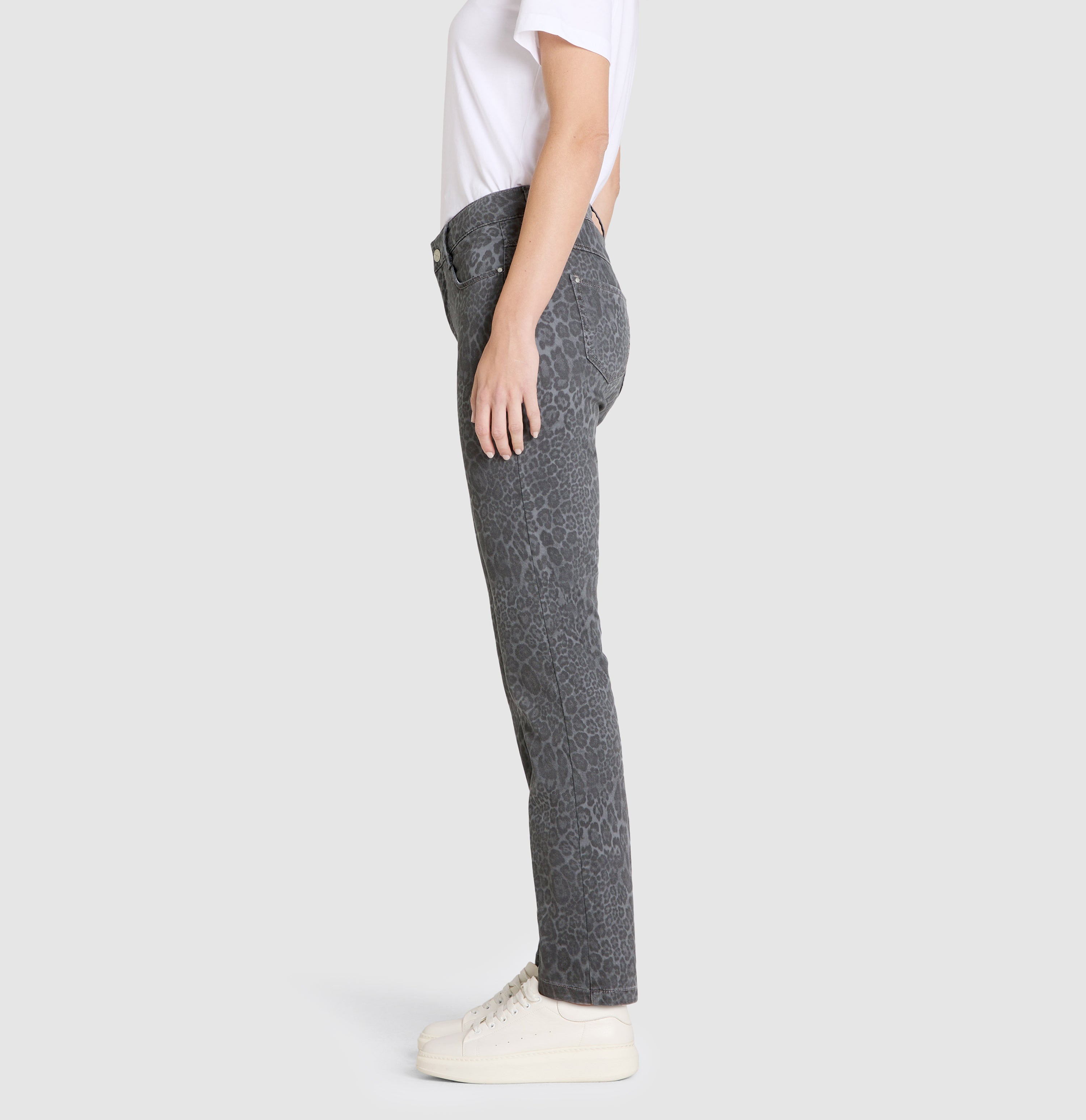 Figure-shaping hyper stretch jeans with leopard pattern. | DREAM | granite leo | Side view of model