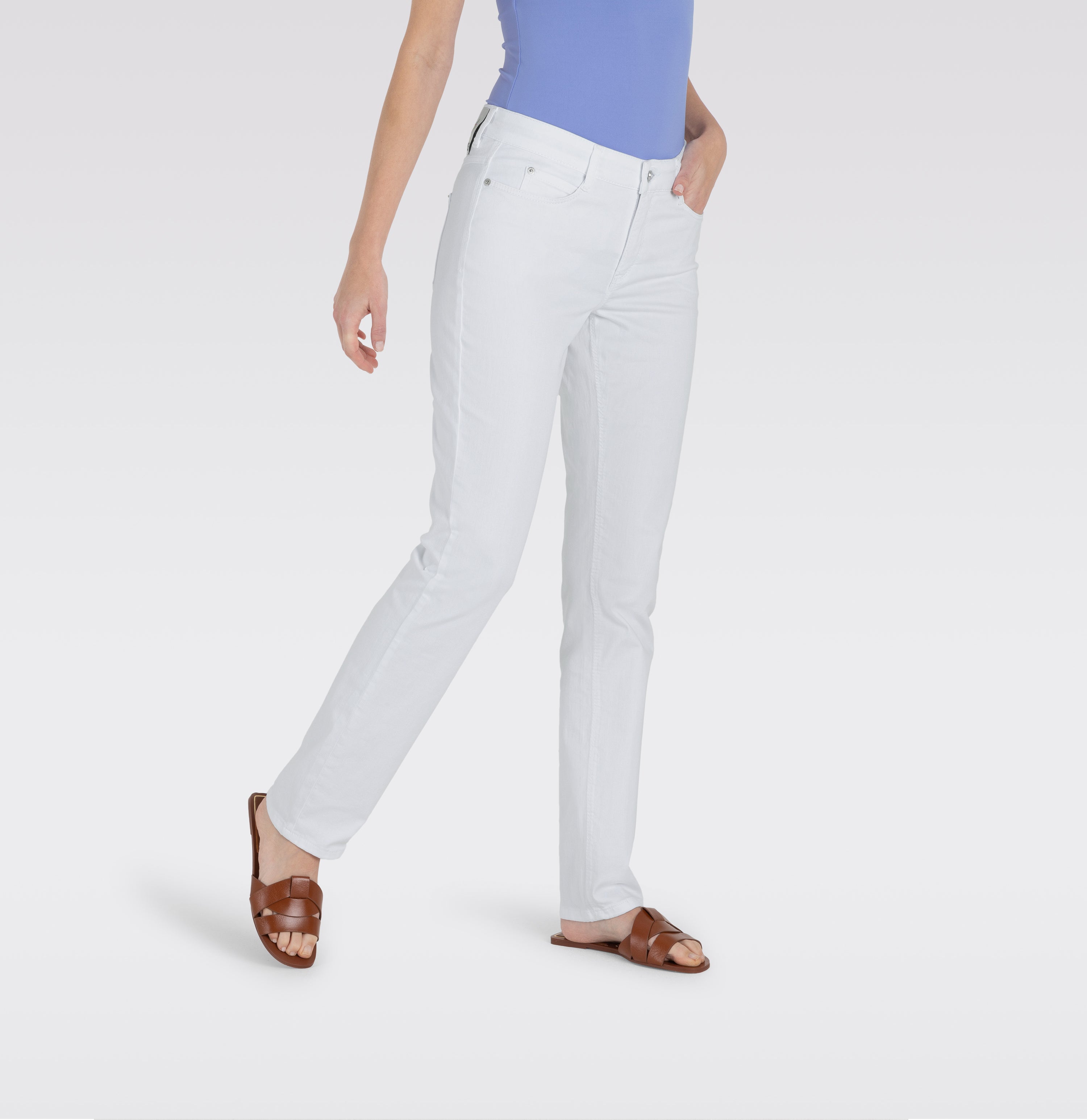 Straight, figure-shaping jeans with modal. | DREAM | white denim | Detailed view 2 of model
