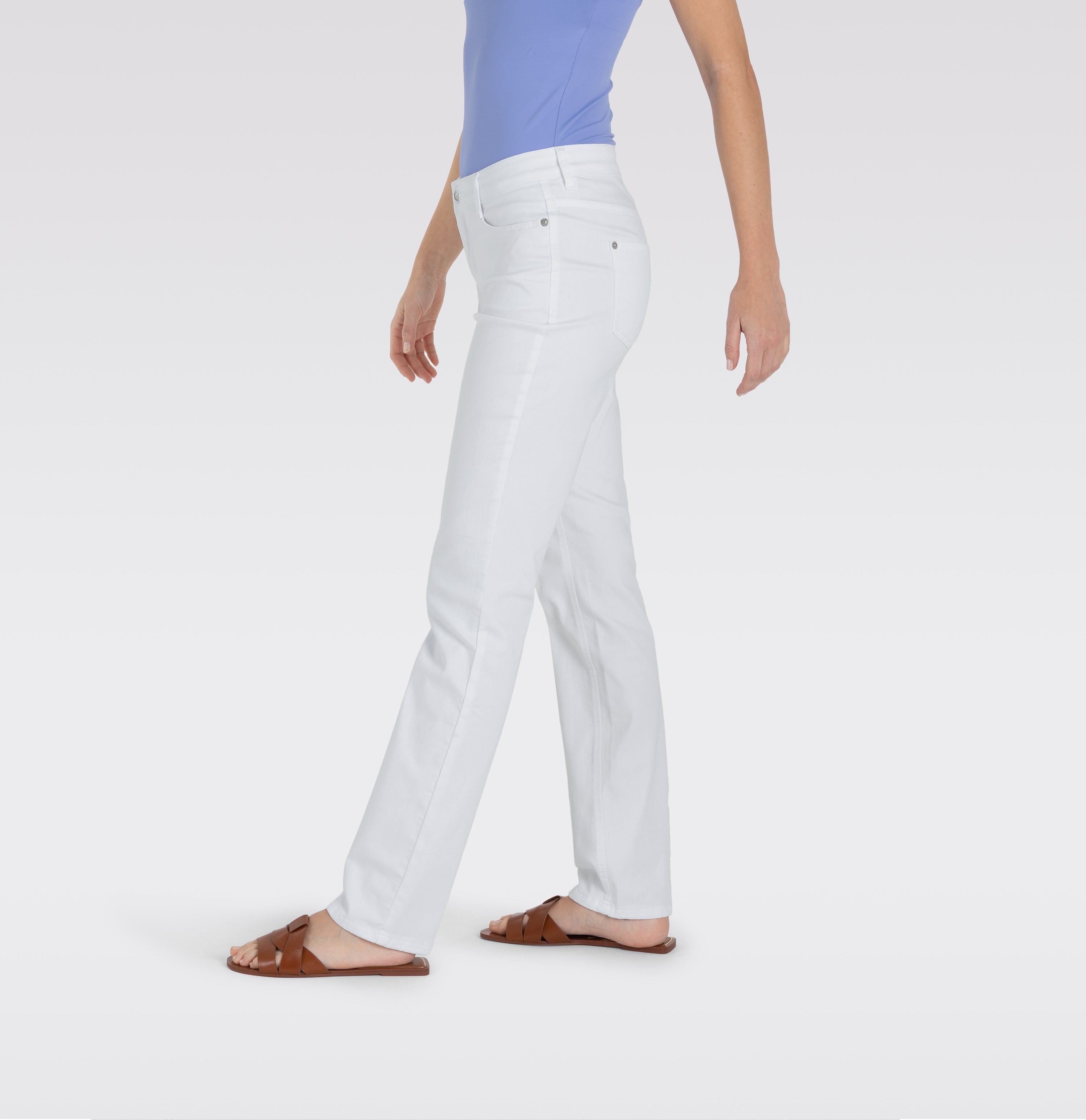 Straight, figure-shaping jeans with modal. | DREAM | white denim | Detailed view 4 of model