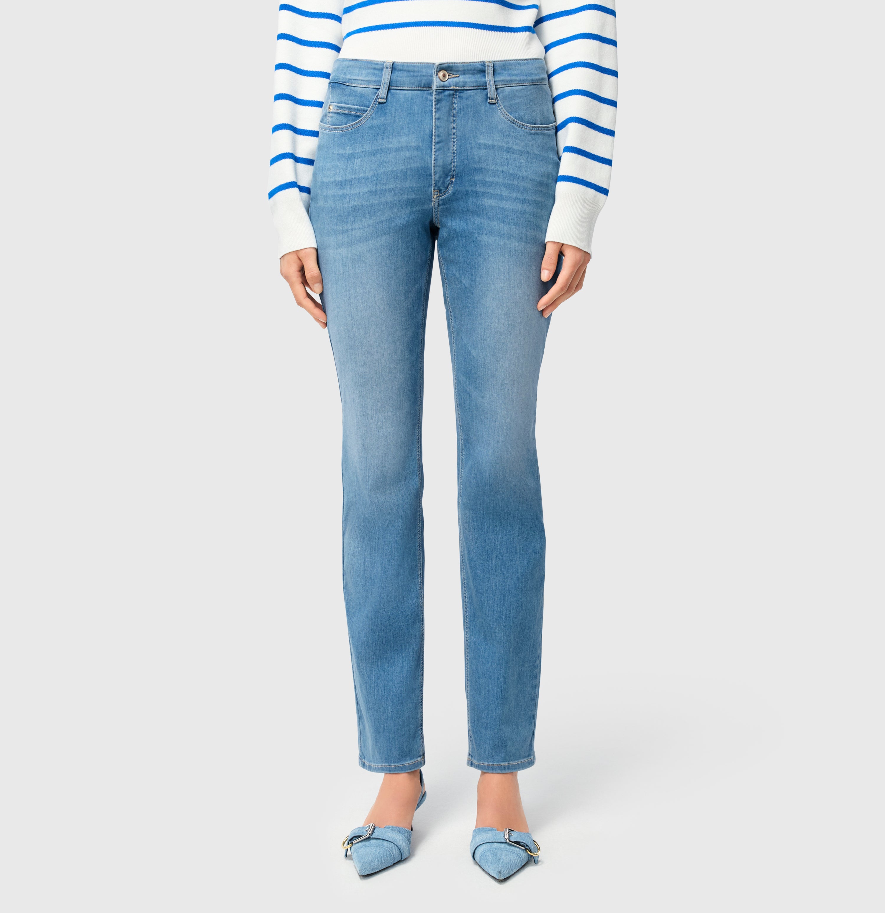 Straight jeans with modal. Figure-shaping. | DREAM | simple blue washed | Side view of model
