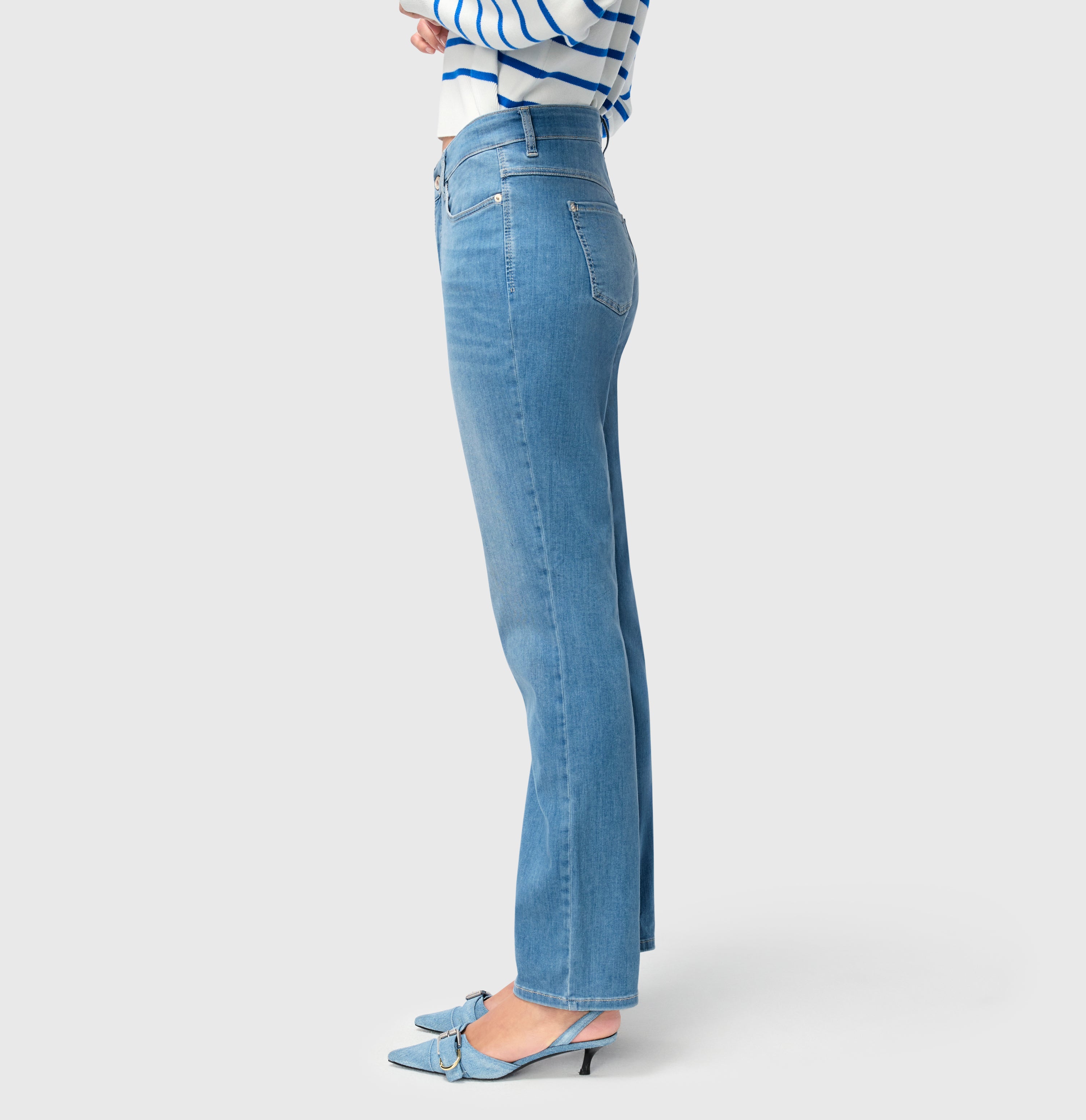 Straight jeans with modal. Figure-shaping. | DREAM | simple blue washed | Detailed view 2 of model