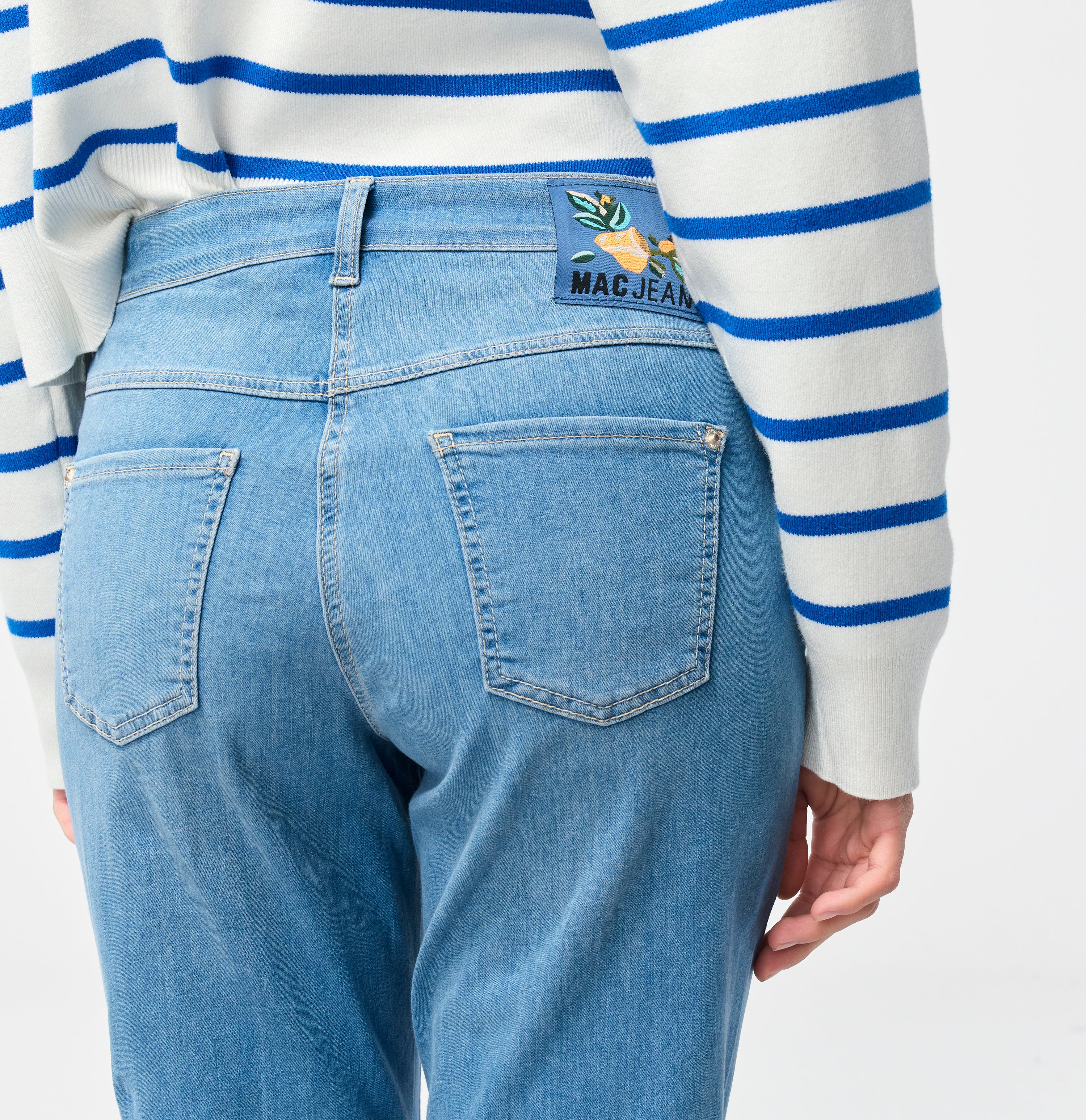 Straight jeans with modal. Figure-shaping. | DREAM | simple blue washed | Detailed view 3 of model