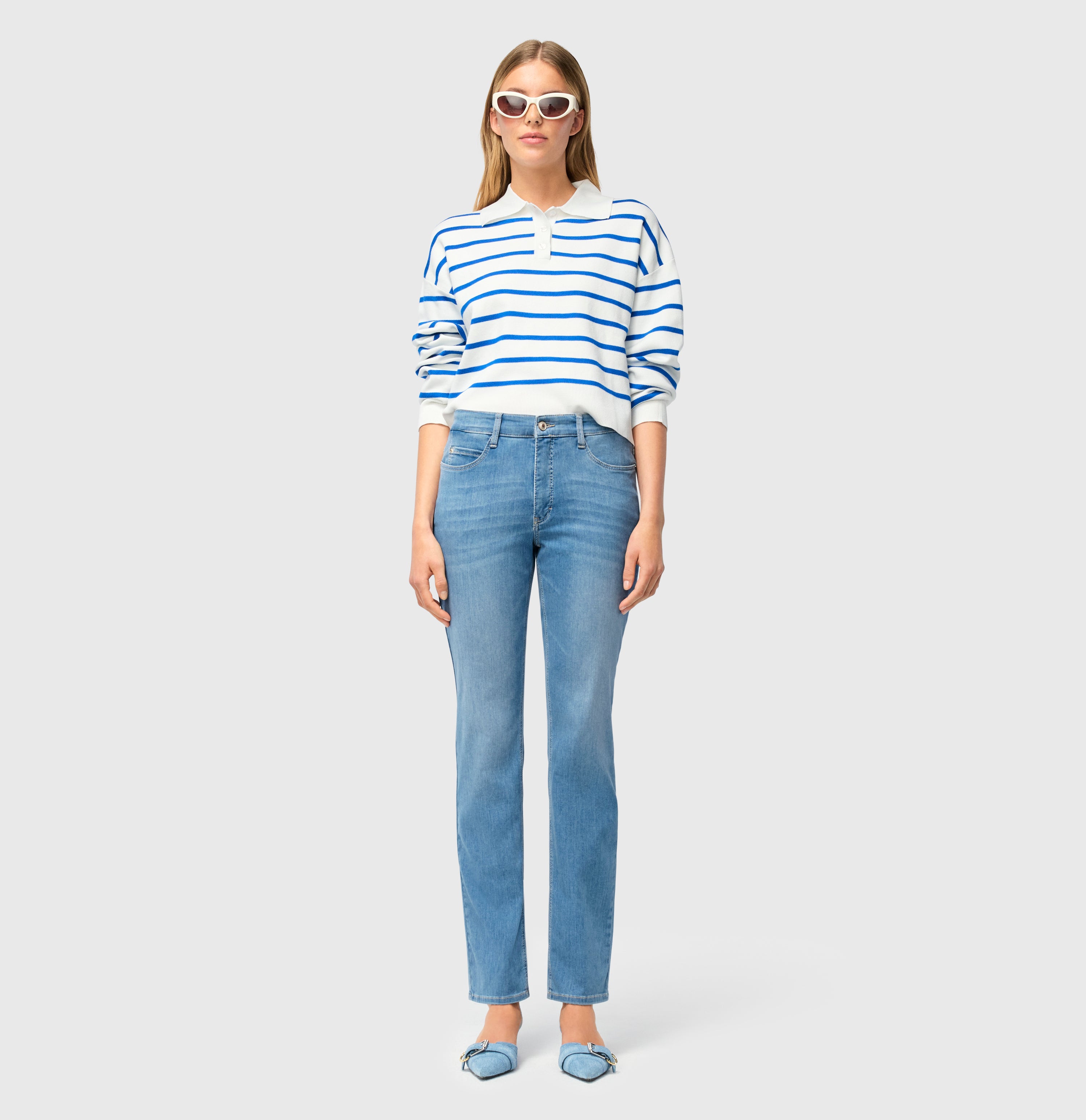 Straight jeans with modal. Figure-shaping. | DREAM | simple blue washed | Full-body of model