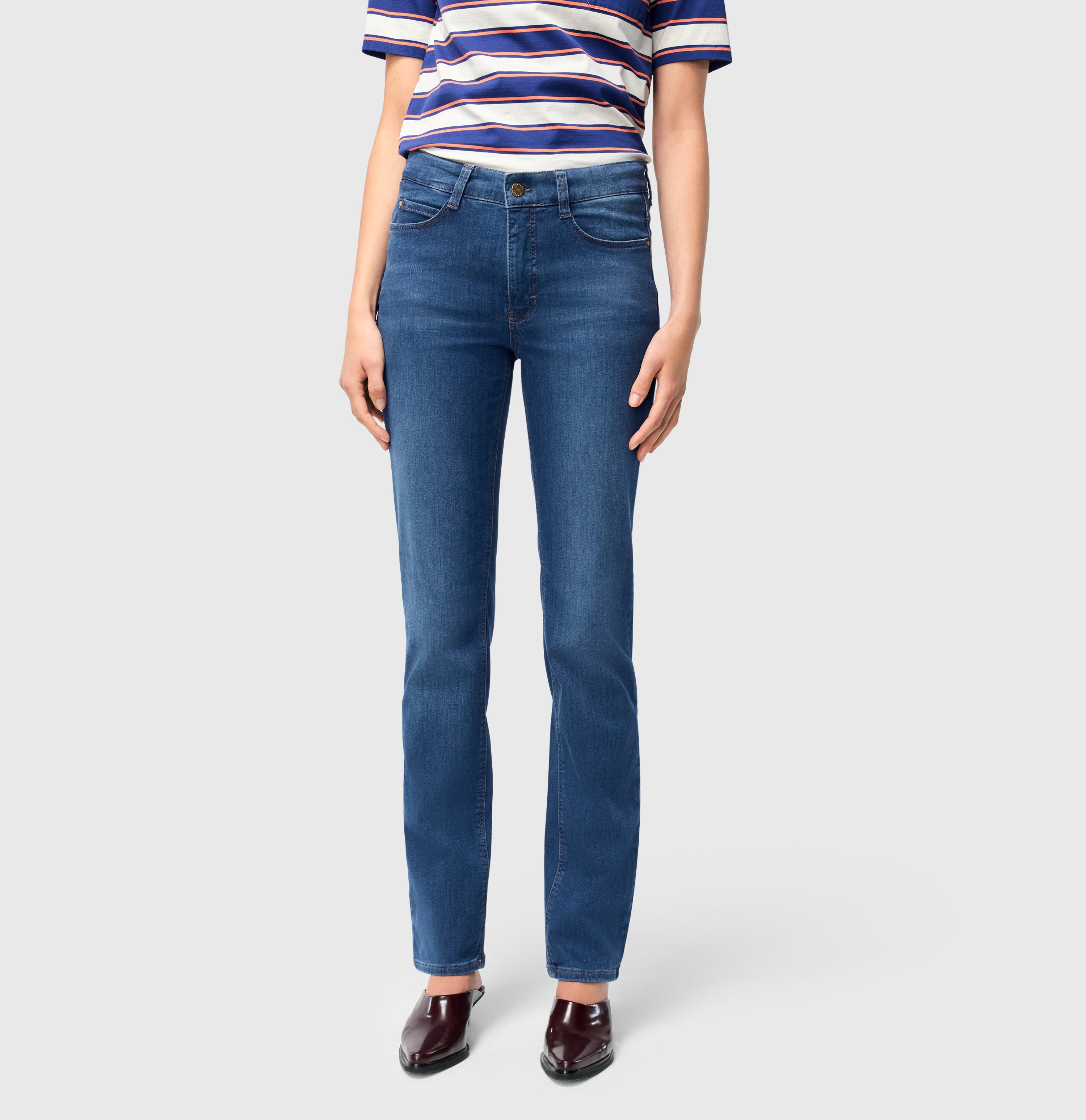 Straight fit with innovative shaping effect. | DREAM | mid blue authentic wash | Side view of model