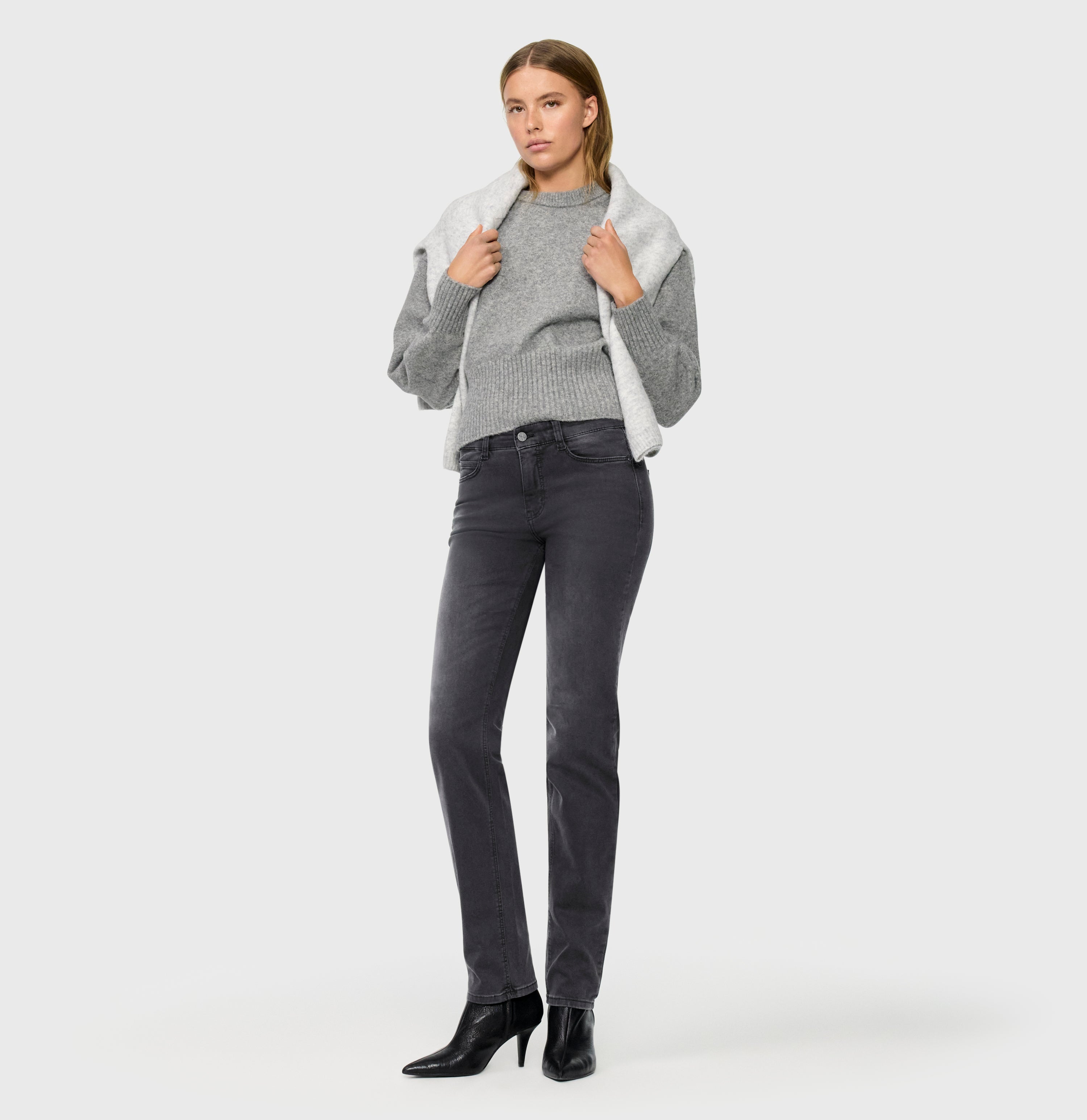 Straight jeans with shaping effect. | DREAM | anthra fancy wash | Full-body of model