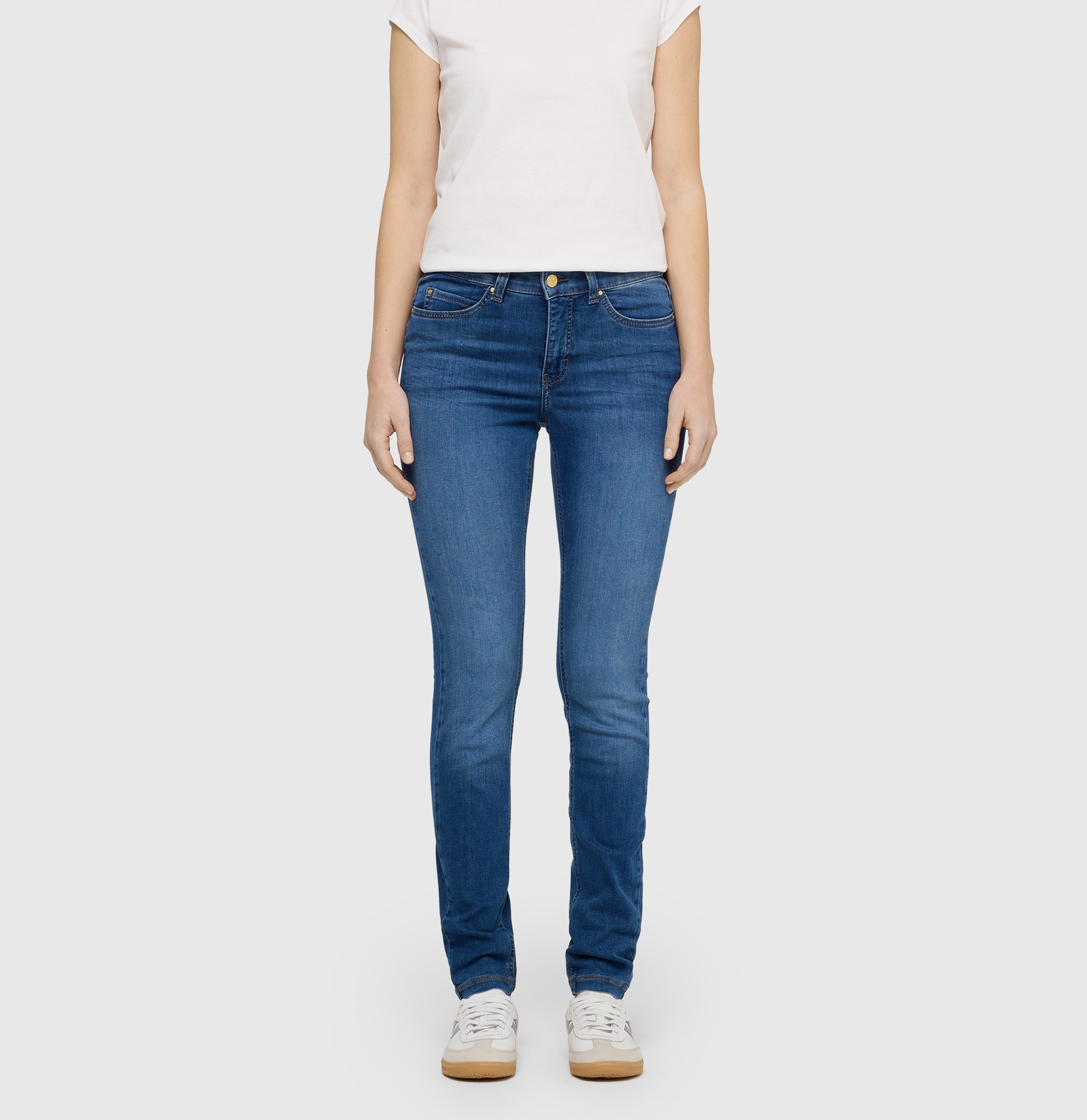Skinny jeans with shaping effect. | DREAM SKINNY | mid blue authentic wash | Front view of model