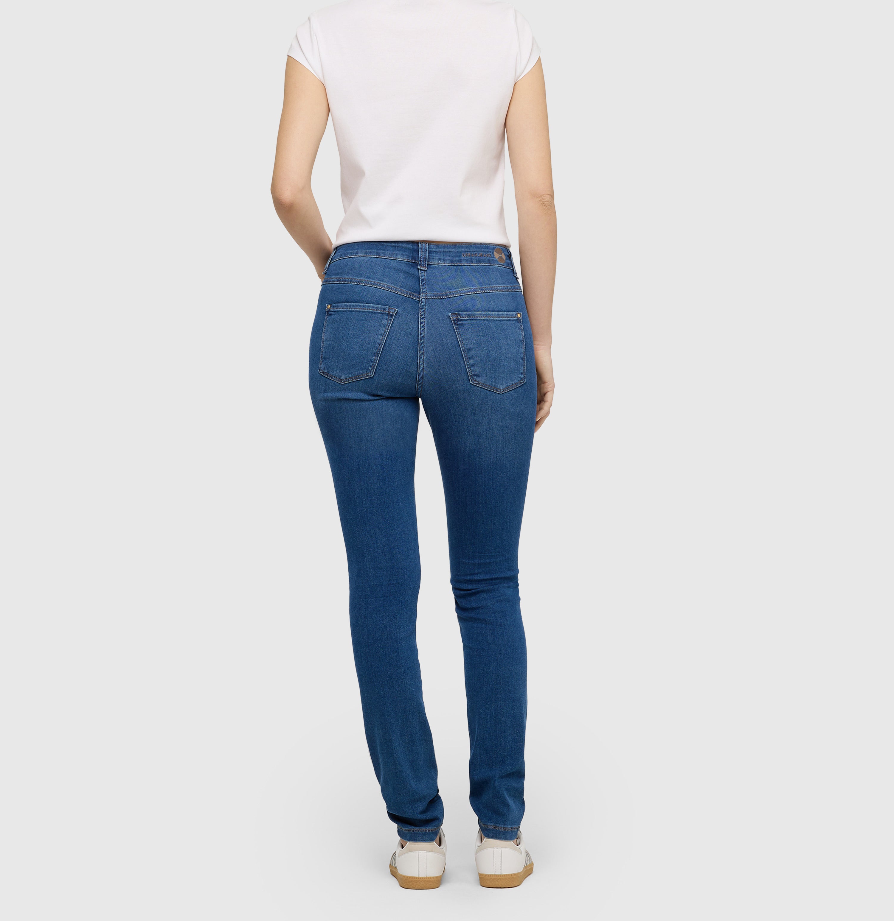 Skinny jeans with shaping effect. | DREAM SKINNY | mid blue authentic wash | Back view of model