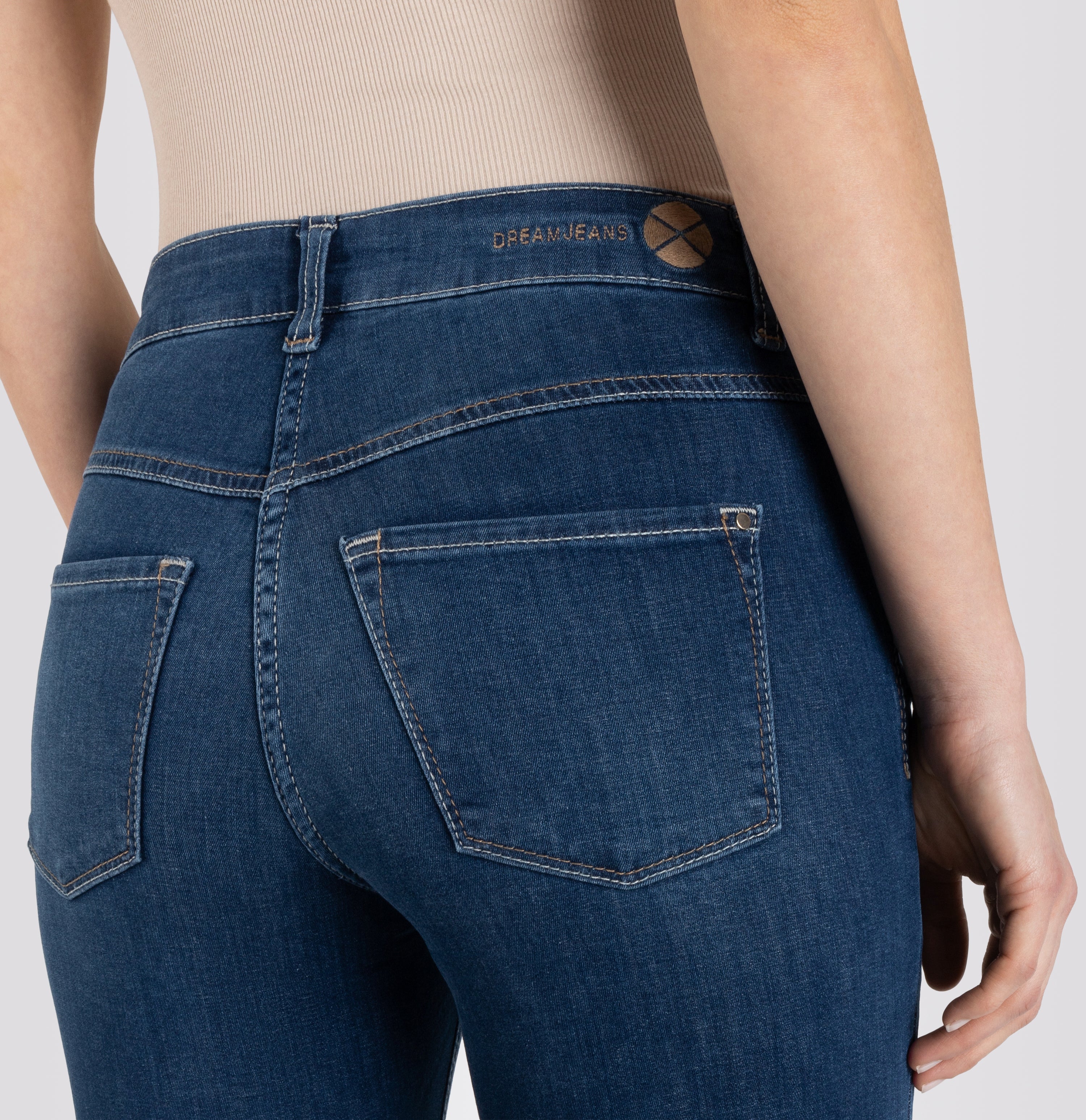 Skinny jeans with shaping effect. | DREAM SKINNY | mid blue authentic wash | Side view of model