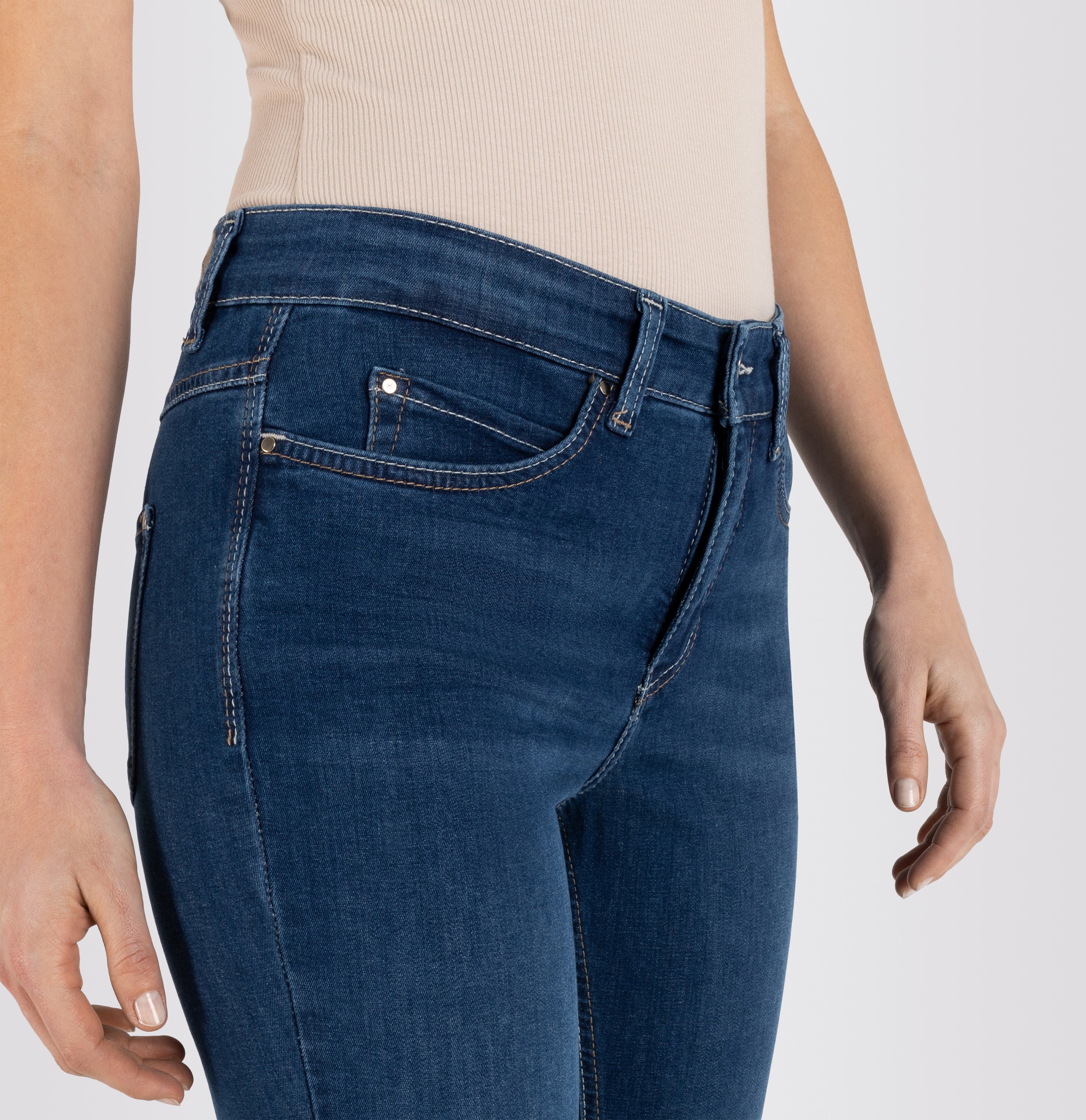 Skinny jeans with shaping effect. | DREAM SKINNY | mid blue authentic wash | Detailed view 2 of model