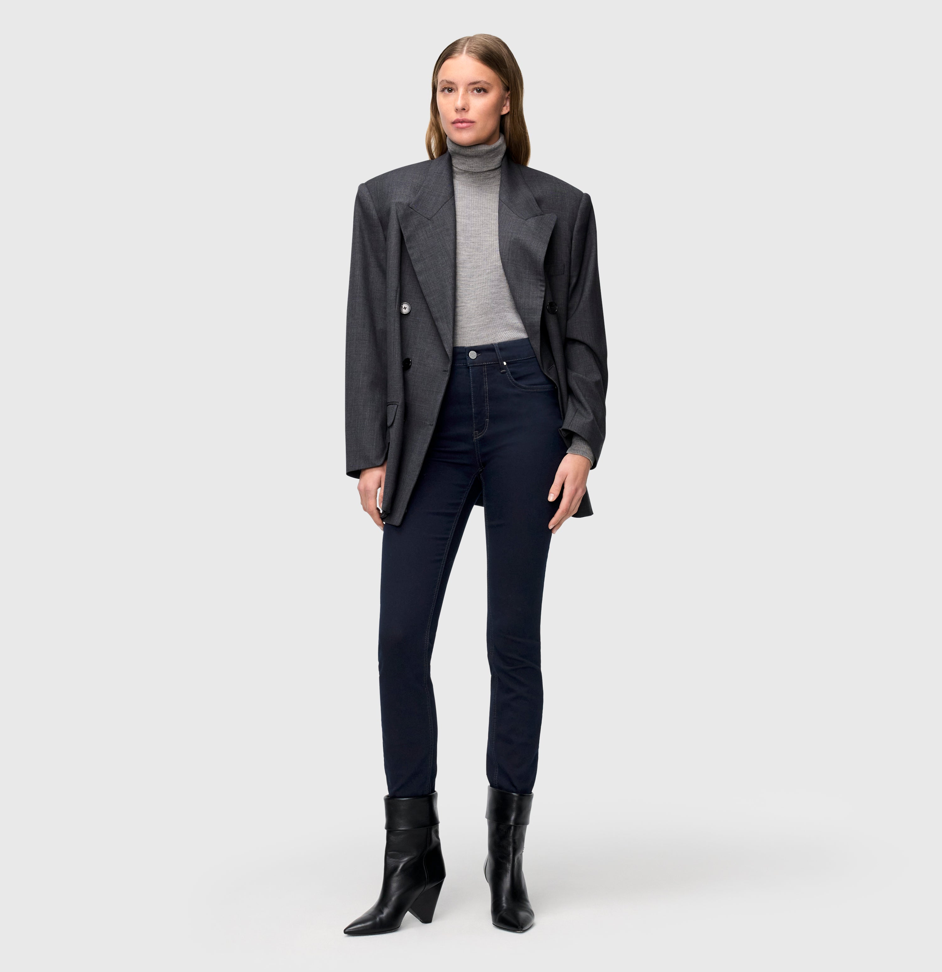 Comfortable skinny jeans with shaping effect. | S-NAME | S-FBBZ | Full-body of model