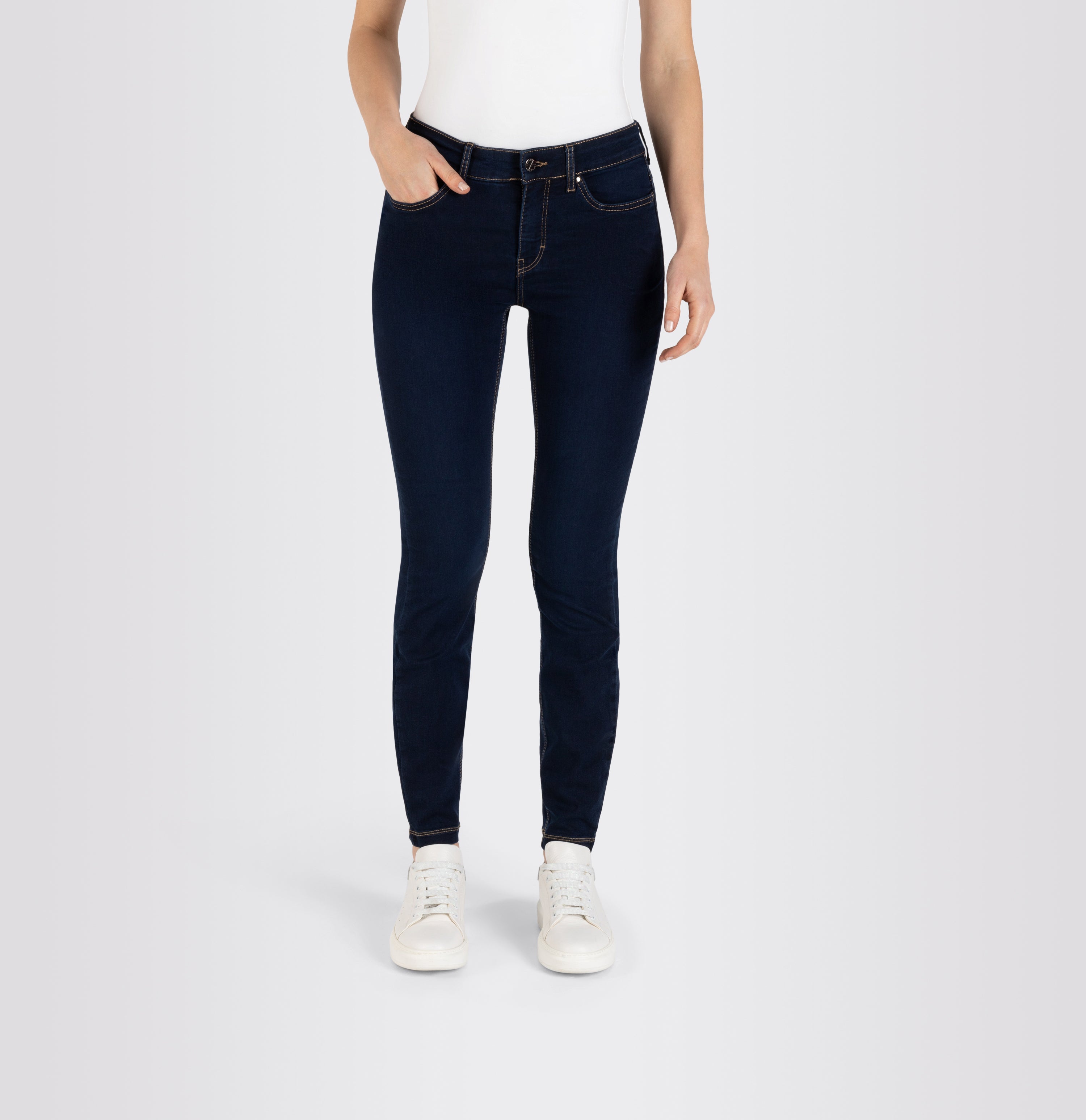 Comfortable skinny jeans with shaping effect. | S-NAME | S-FBBZ | Front view of model