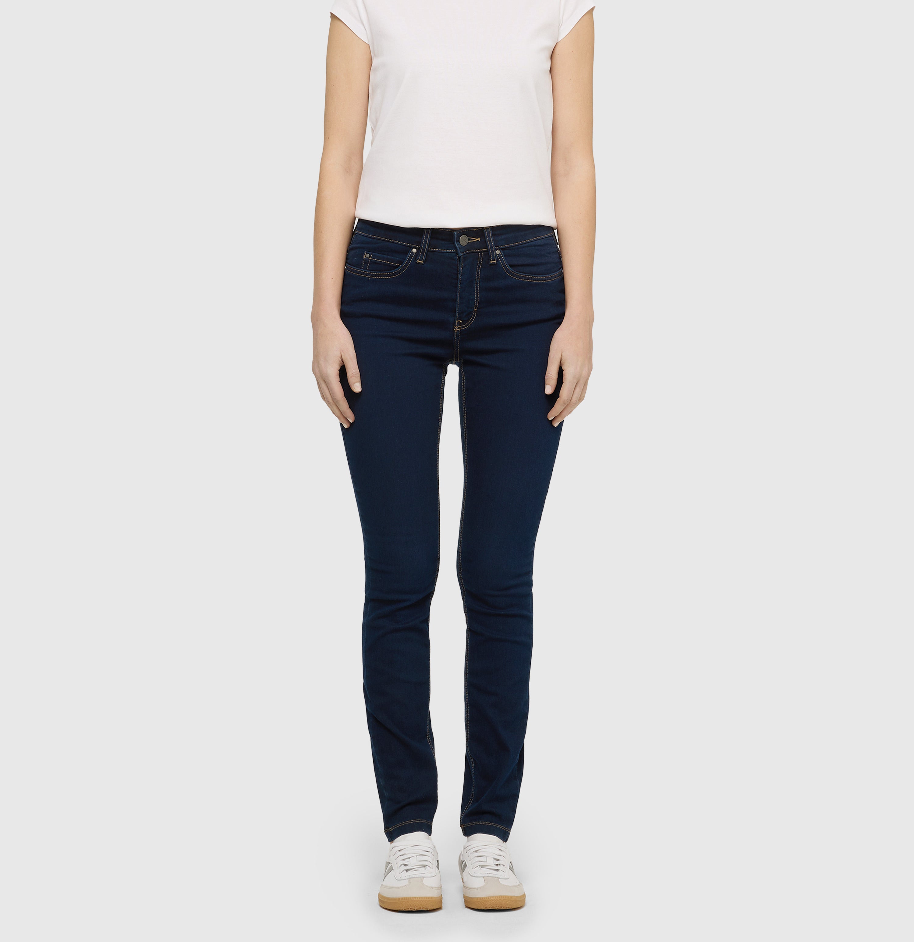 Skinny jeans with shaping effect. | DREAM SKINNY | dark washed | Front view of model