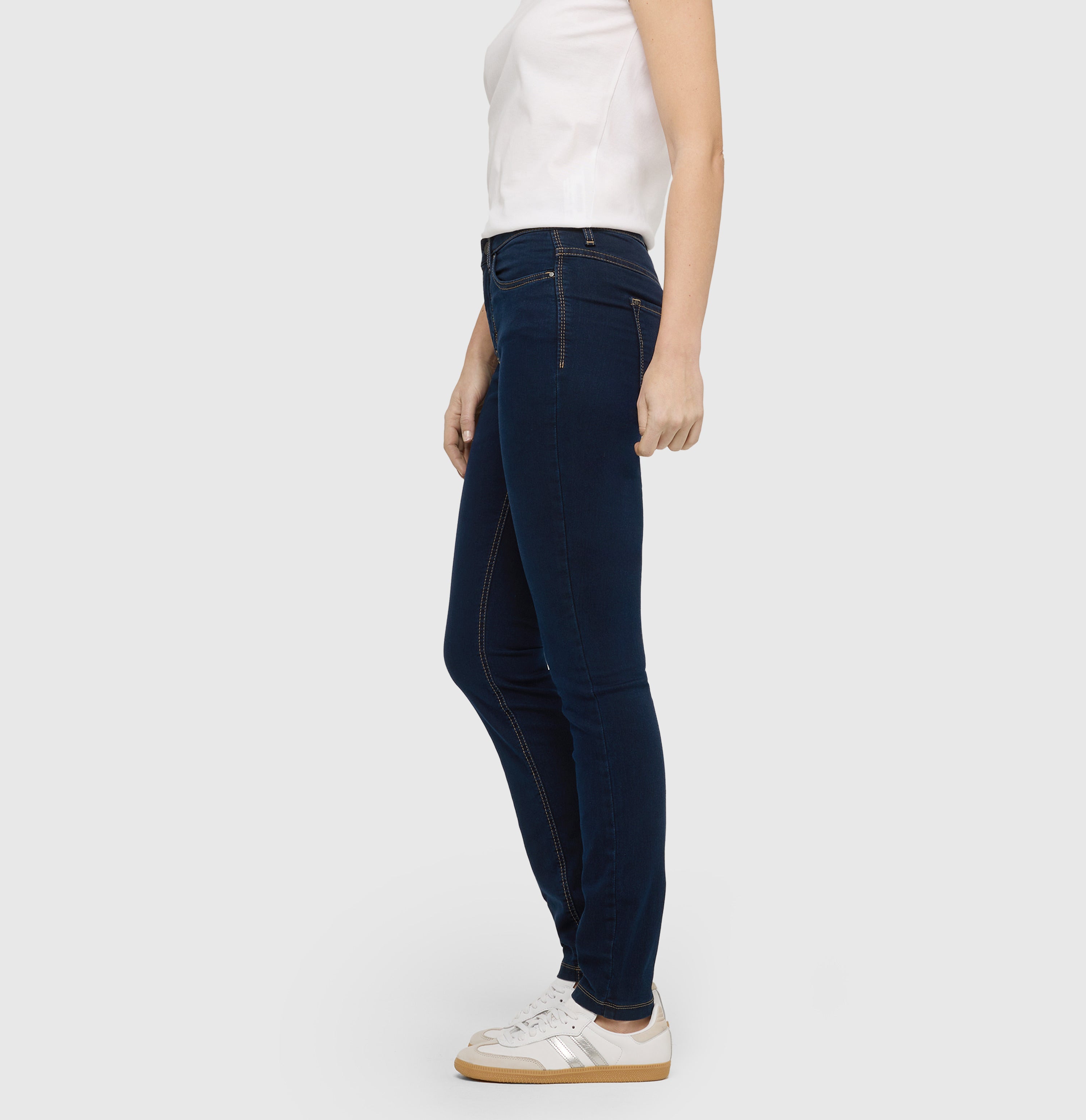 Skinny jeans with shaping effect. | DREAM SKINNY | dark washed | Side view of model